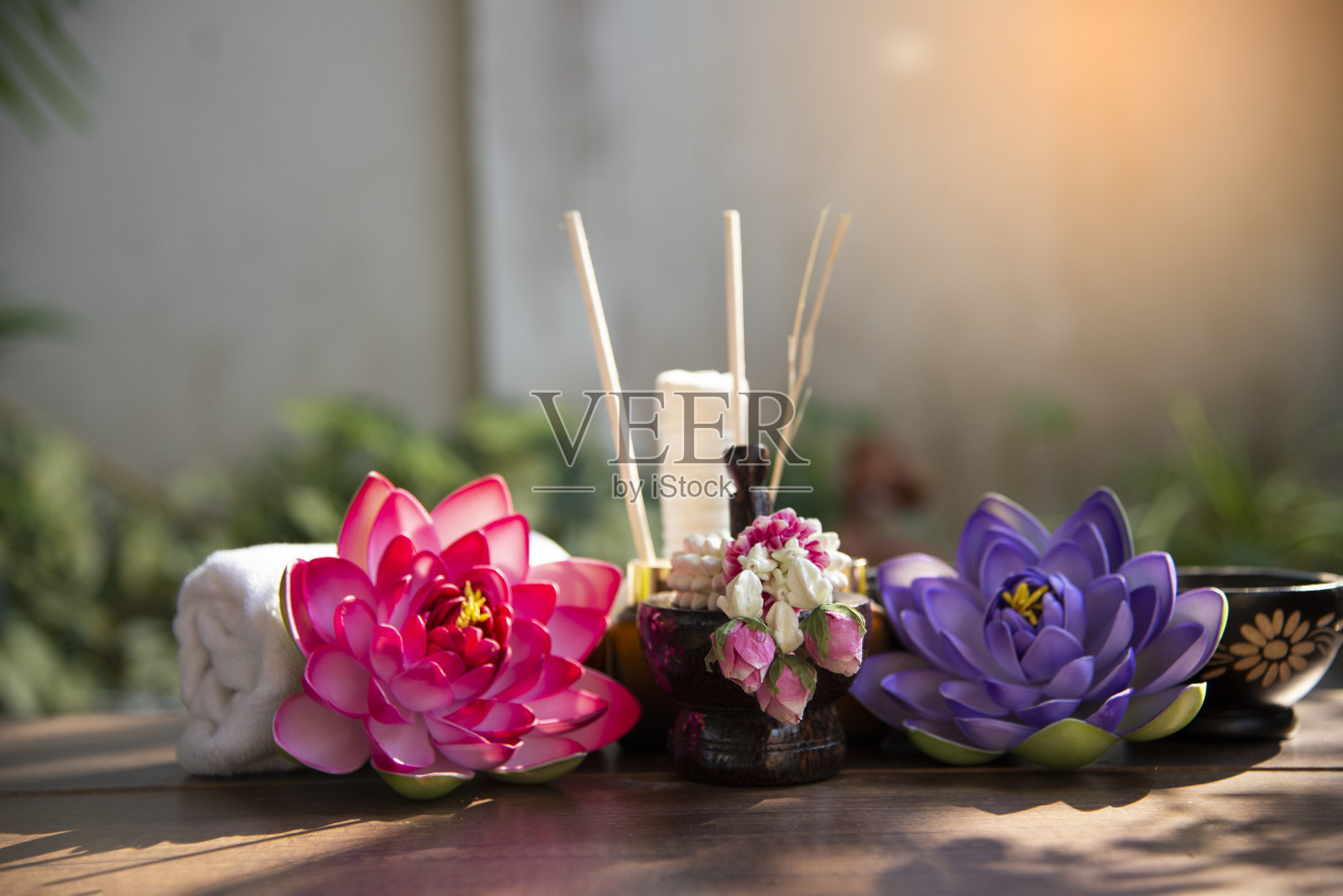 温泉盐香在户外自然。健康中心，放松生活方式。泰国日间水疗中心。健康的概念照片摄影图片