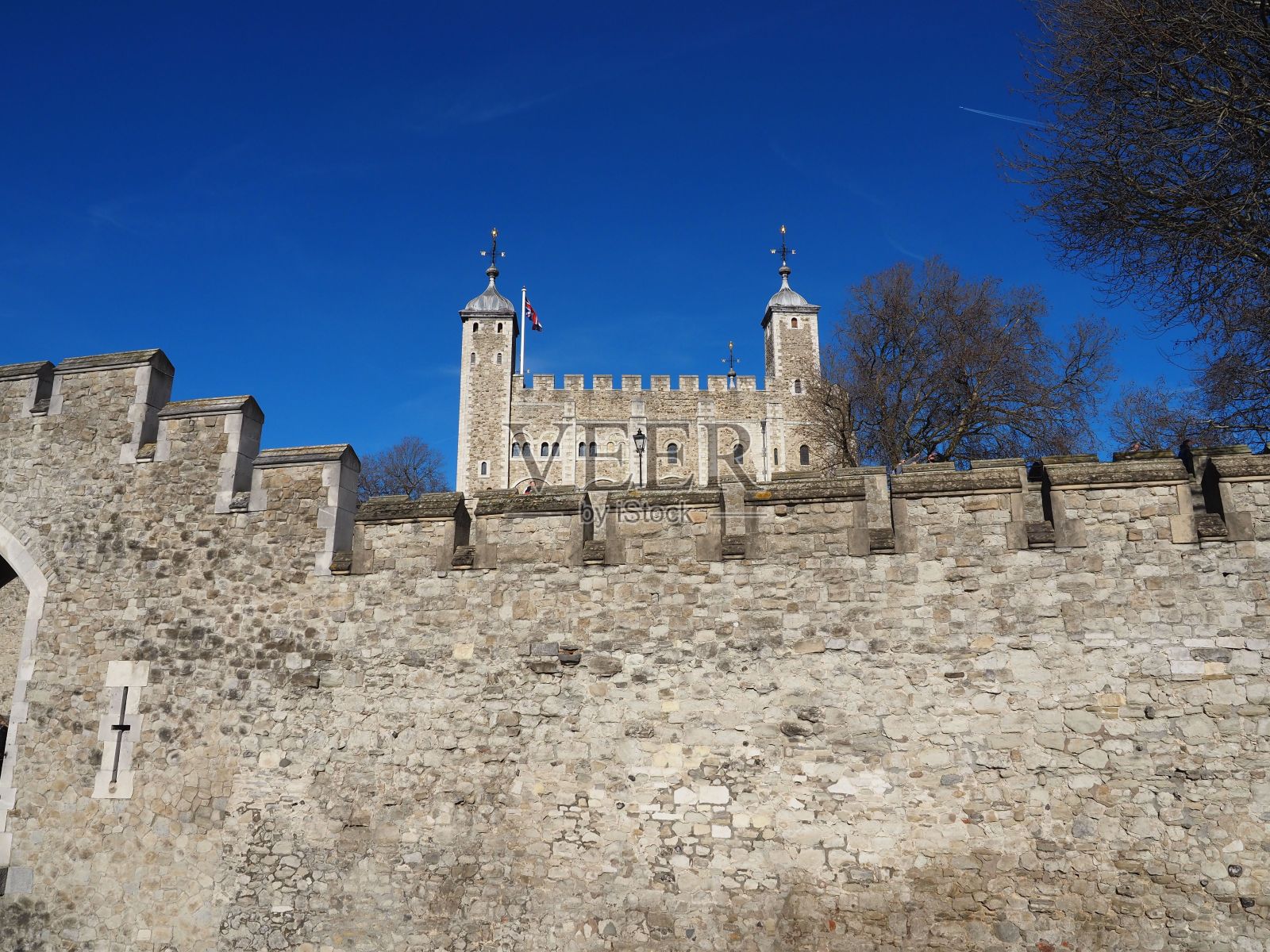 在一个阳光明媚的日子里，伦敦塔城堡在蓝天背景下的风景照片摄影图片