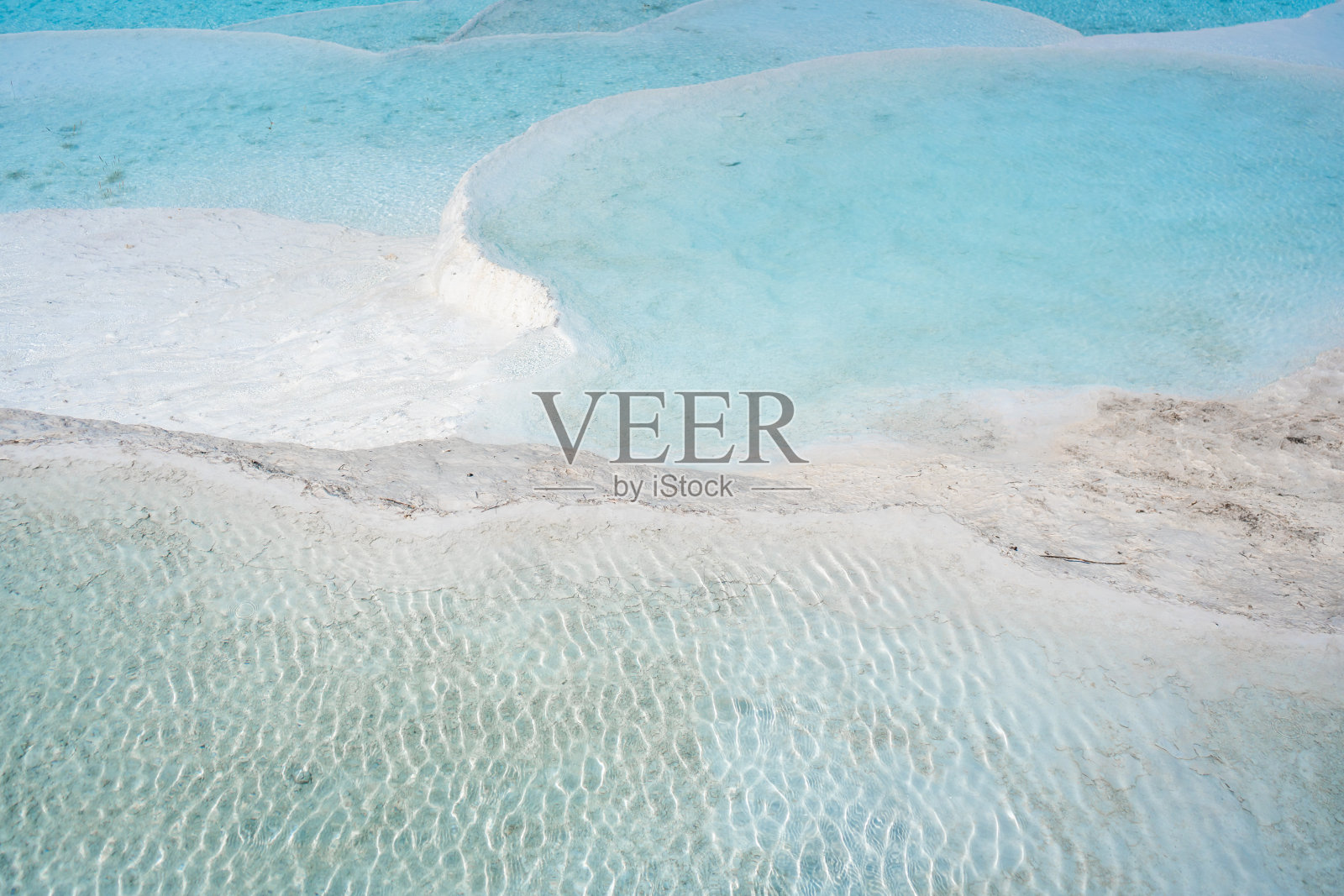 白色石灰华，土耳其Pamukkale的方解石悬崖照片摄影图片