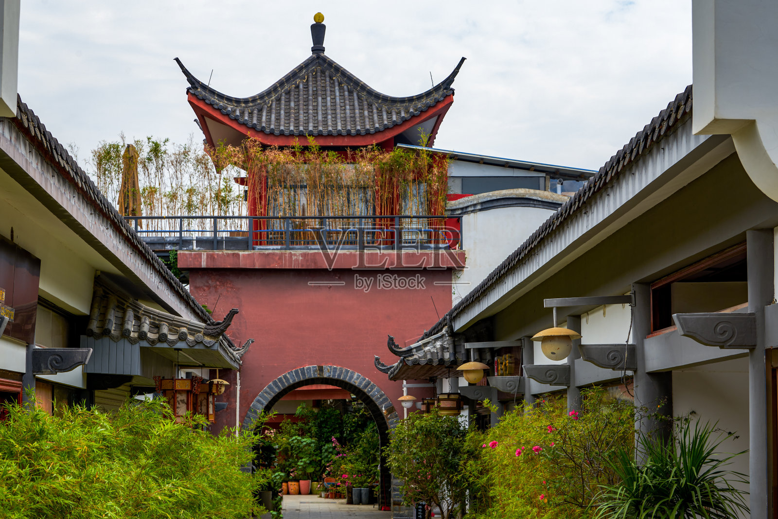 中国传统古建筑中凸起的牌坊照片摄影图片