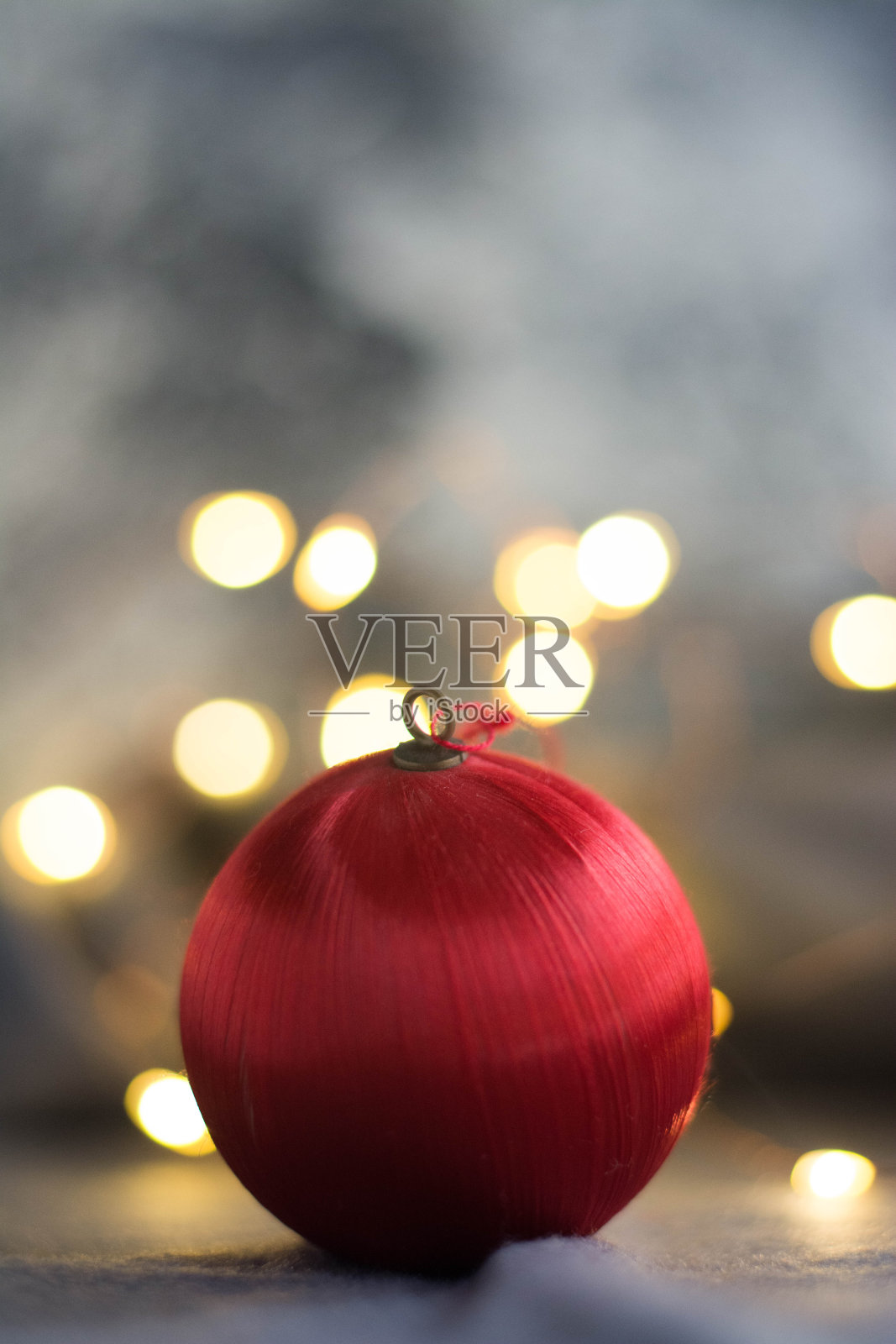 靠近红色的圣诞树球。副本的空间。照片摄影图片