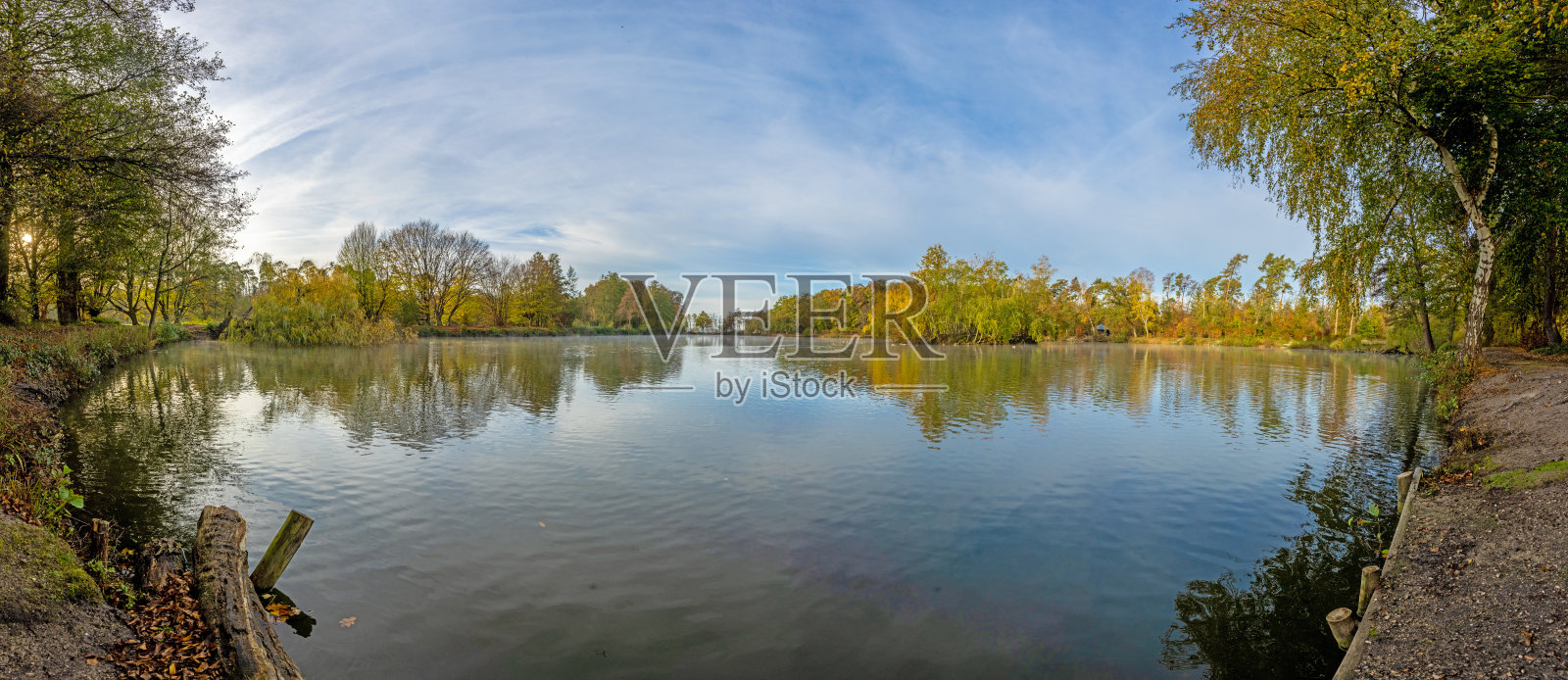 在清晨有雾的日出期间，池塘的全景图像照片摄影图片