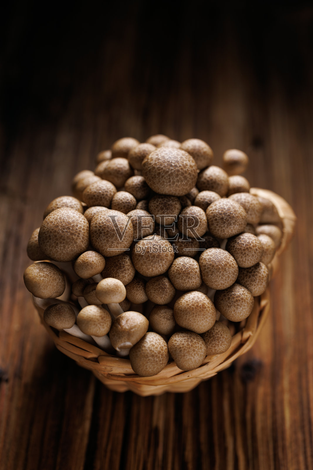 香菇装在木桌上的篮子里照片摄影图片