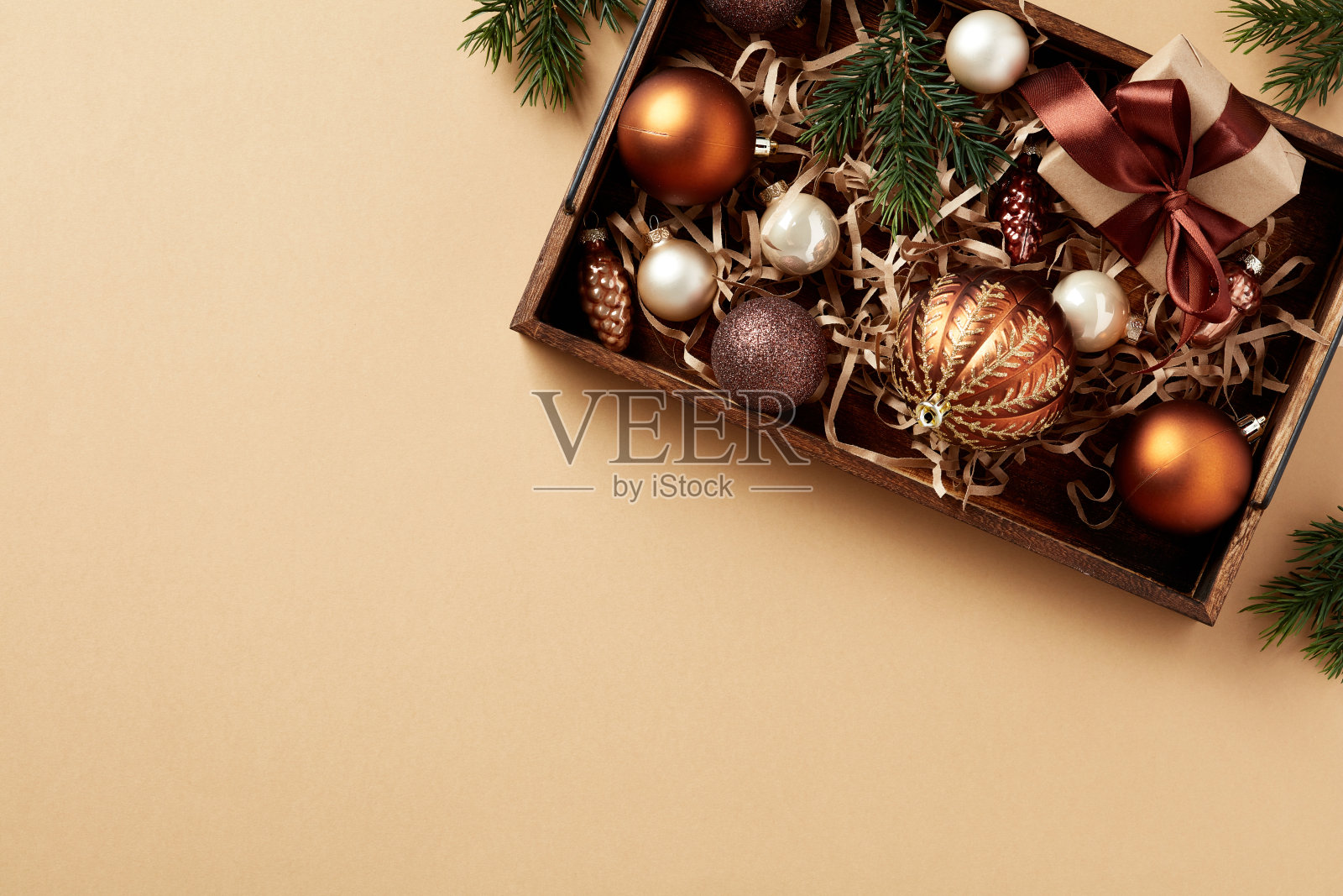 木质托盘与复古装饰和小玩意在米色背景顶视图。照片摄影图片