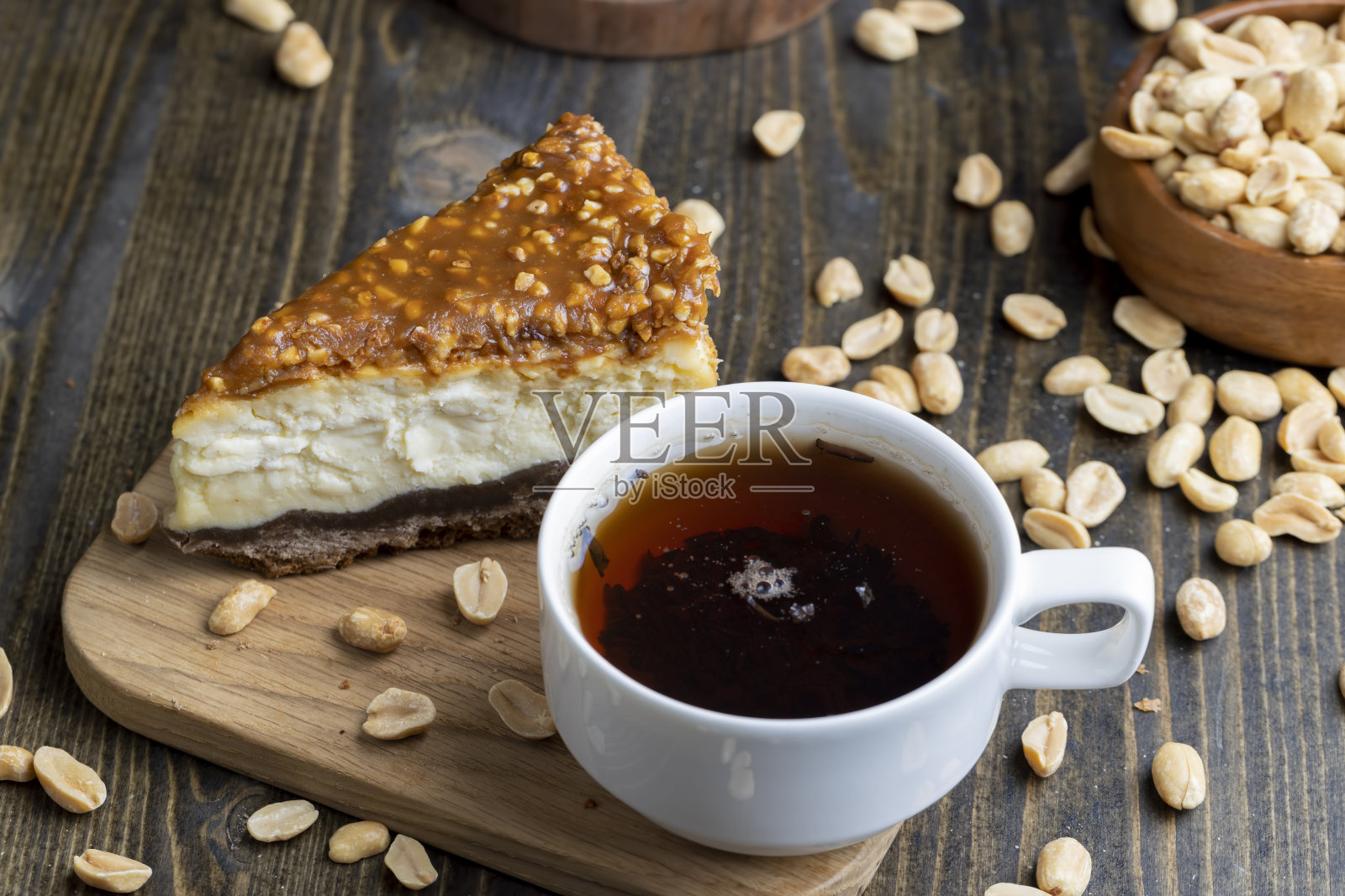 用乳制品和花生做成的焦糖芝士蛋糕照片摄影图片