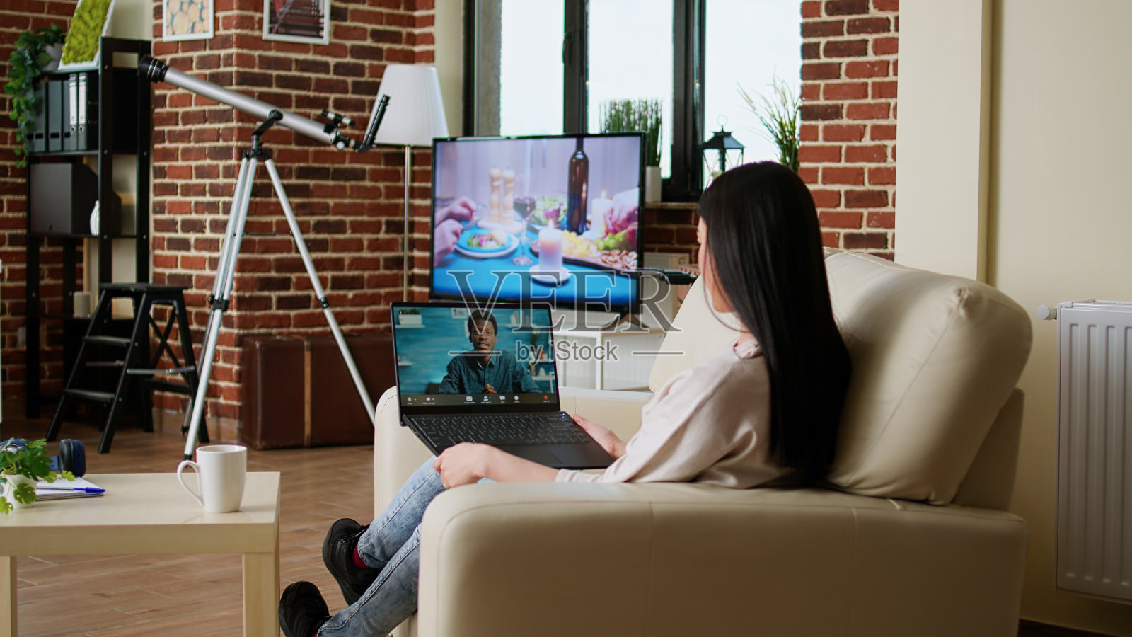 亚洲女性一边远程工作一边与同事在网络会议上讨论照片摄影图片