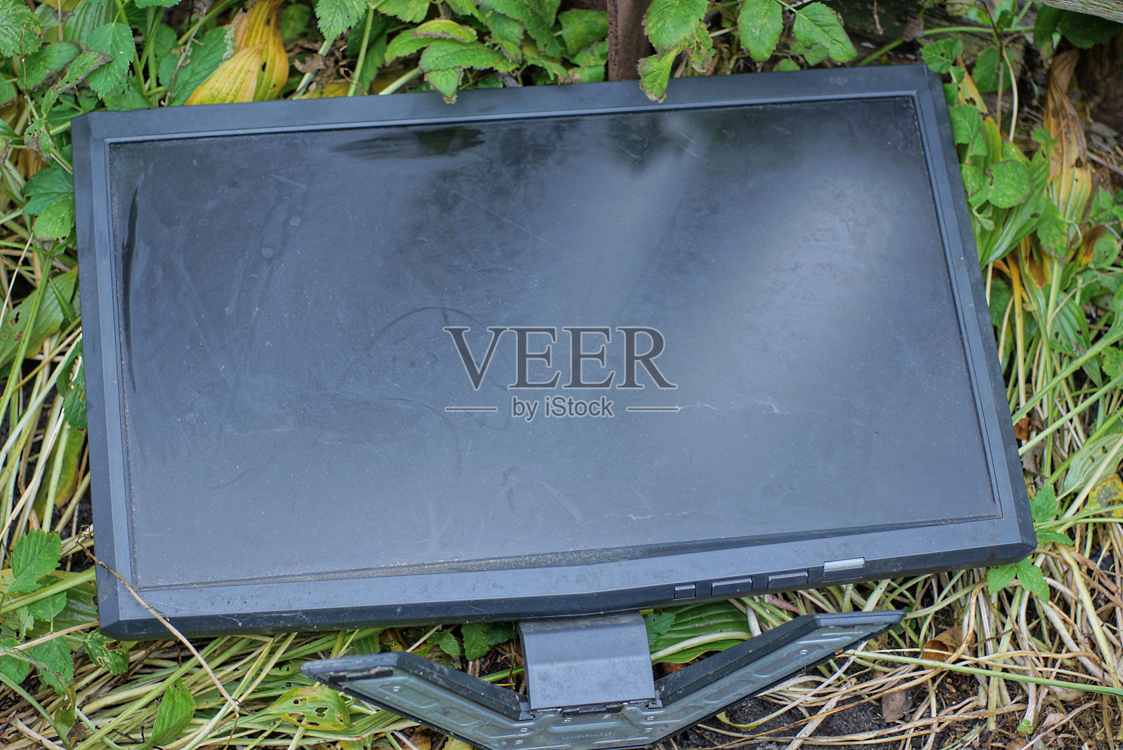 一个又旧又脏的黑色电脑显示器照片摄影图片