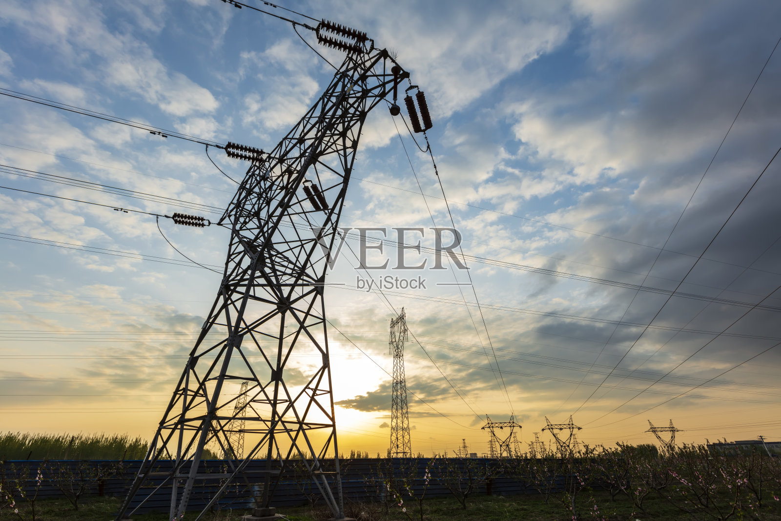 电塔，晚上的高压电塔照片摄影图片