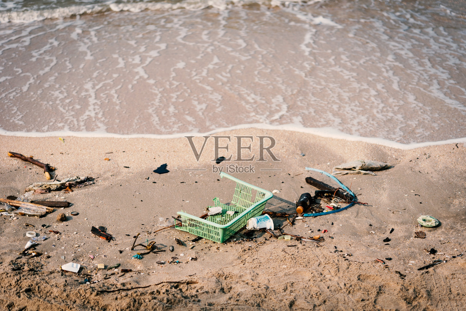 海滩上的污染垃圾照片摄影图片