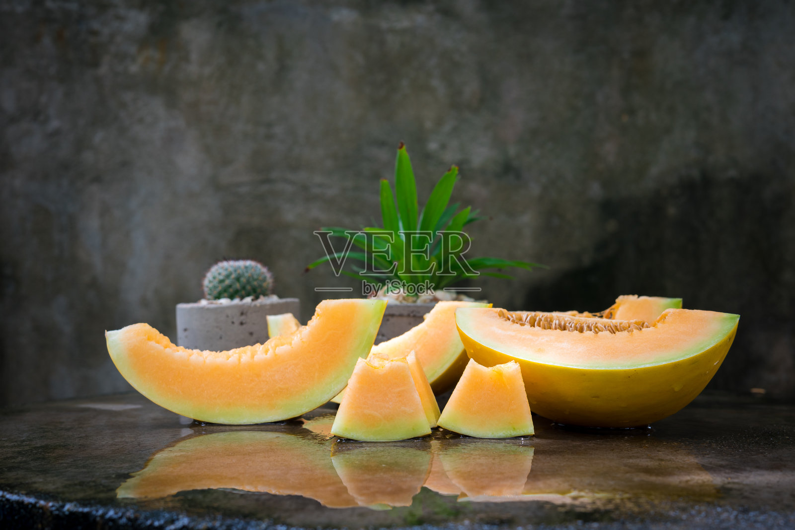 切成片的瓜，新鲜的瓜或哈密瓜，木背景的哈密瓜，夏天最喜欢的水果照片摄影图片
