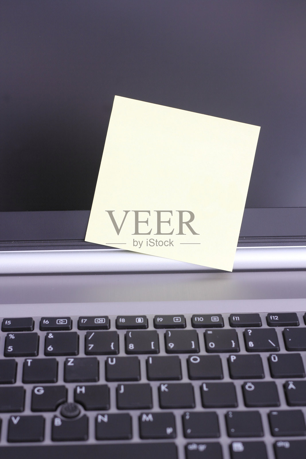 键盘上的一张空纸照片摄影图片