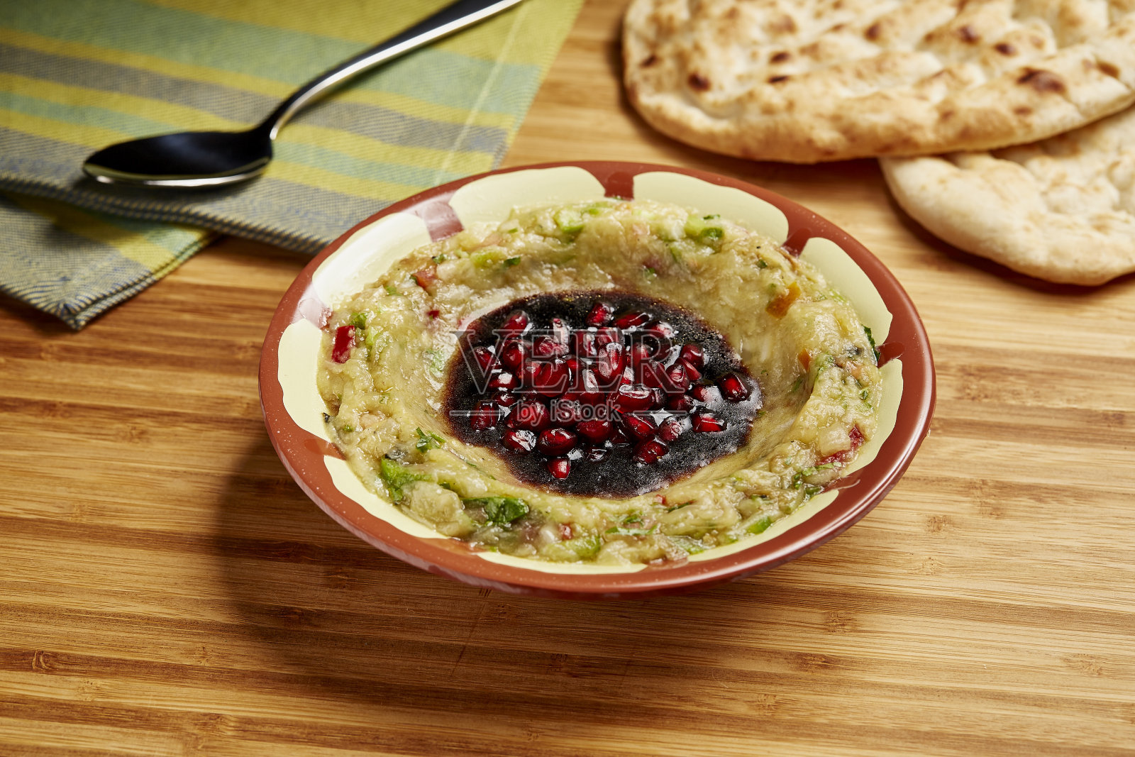 巴巴Ghannoug与面包在盘中孤立的中东食物的餐桌边的看法照片摄影图片