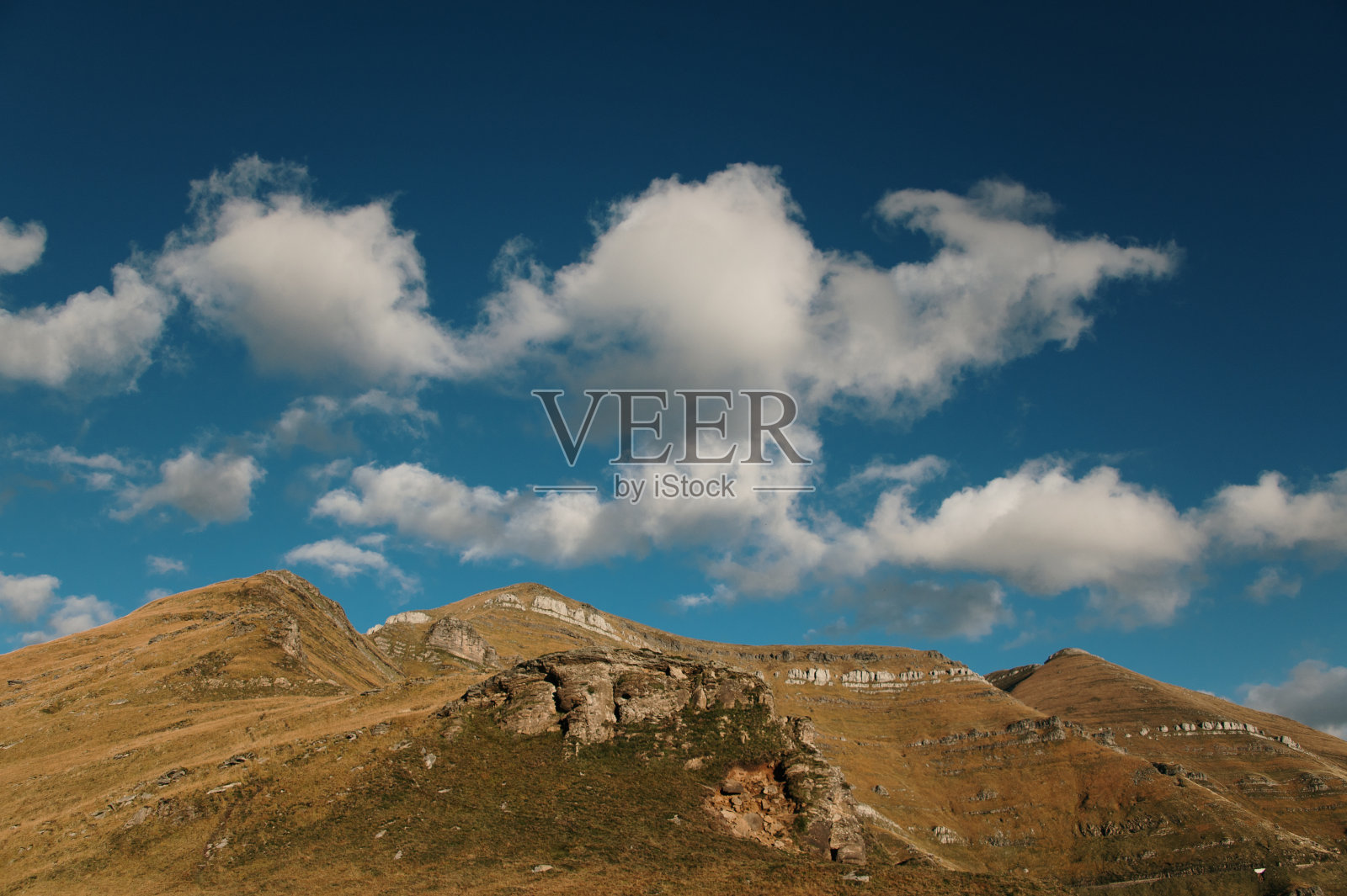 蓝天白云下的山景照片摄影图片