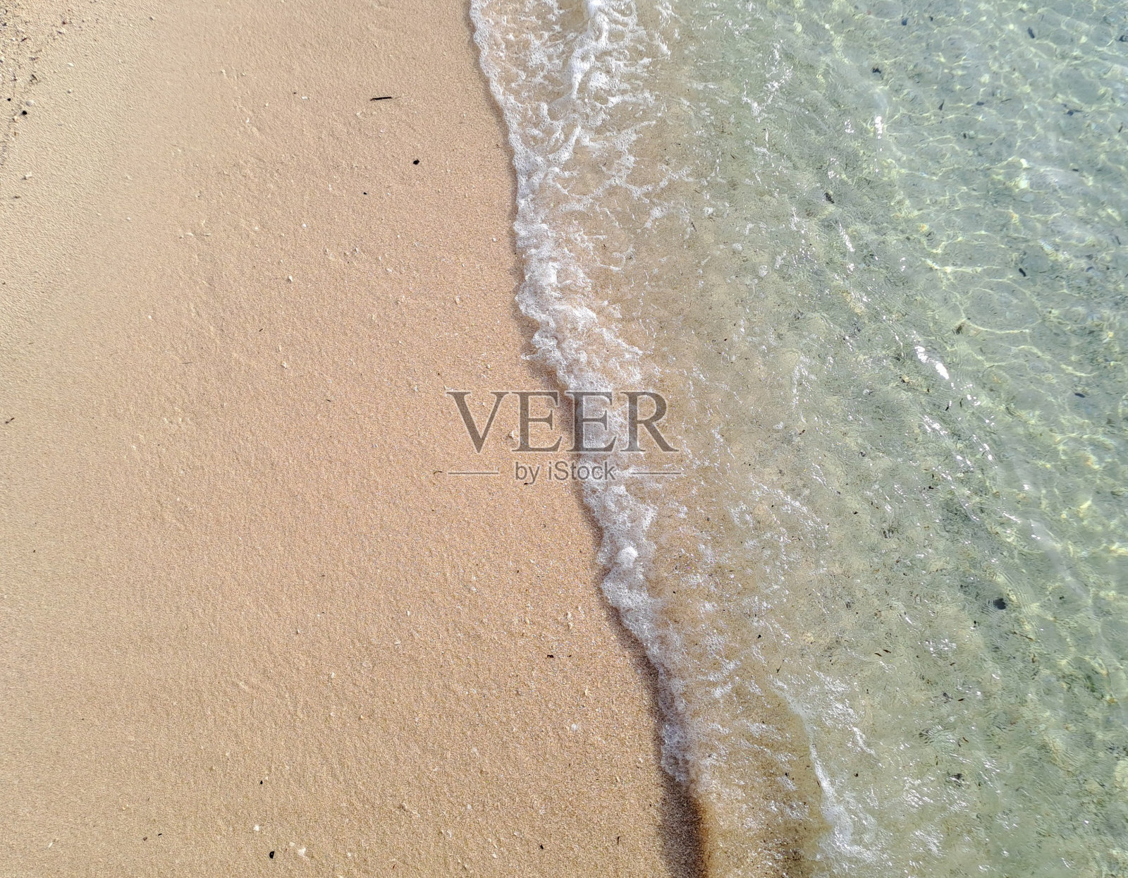 沙滩上蓝色海洋的柔和波浪。背景。波浪和沙滩背景照片摄影图片