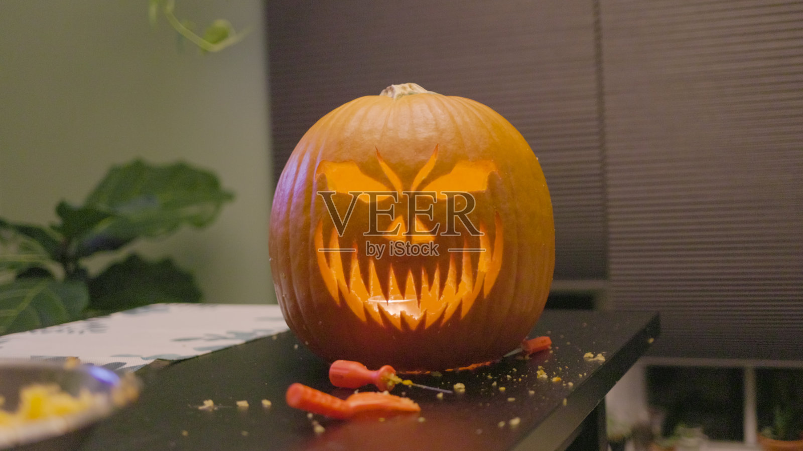 杰克灯笼-南瓜雕刻-可怕的万圣节装饰-在家里照片摄影图片
