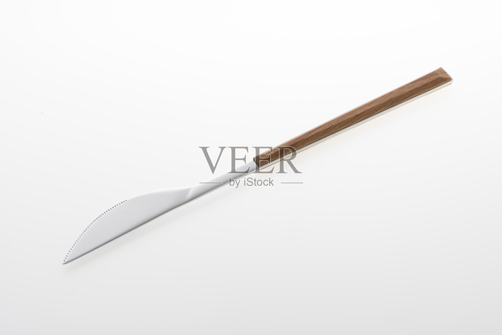 木制银刀孤立在白色背景。影棚拍摄。照片摄影图片