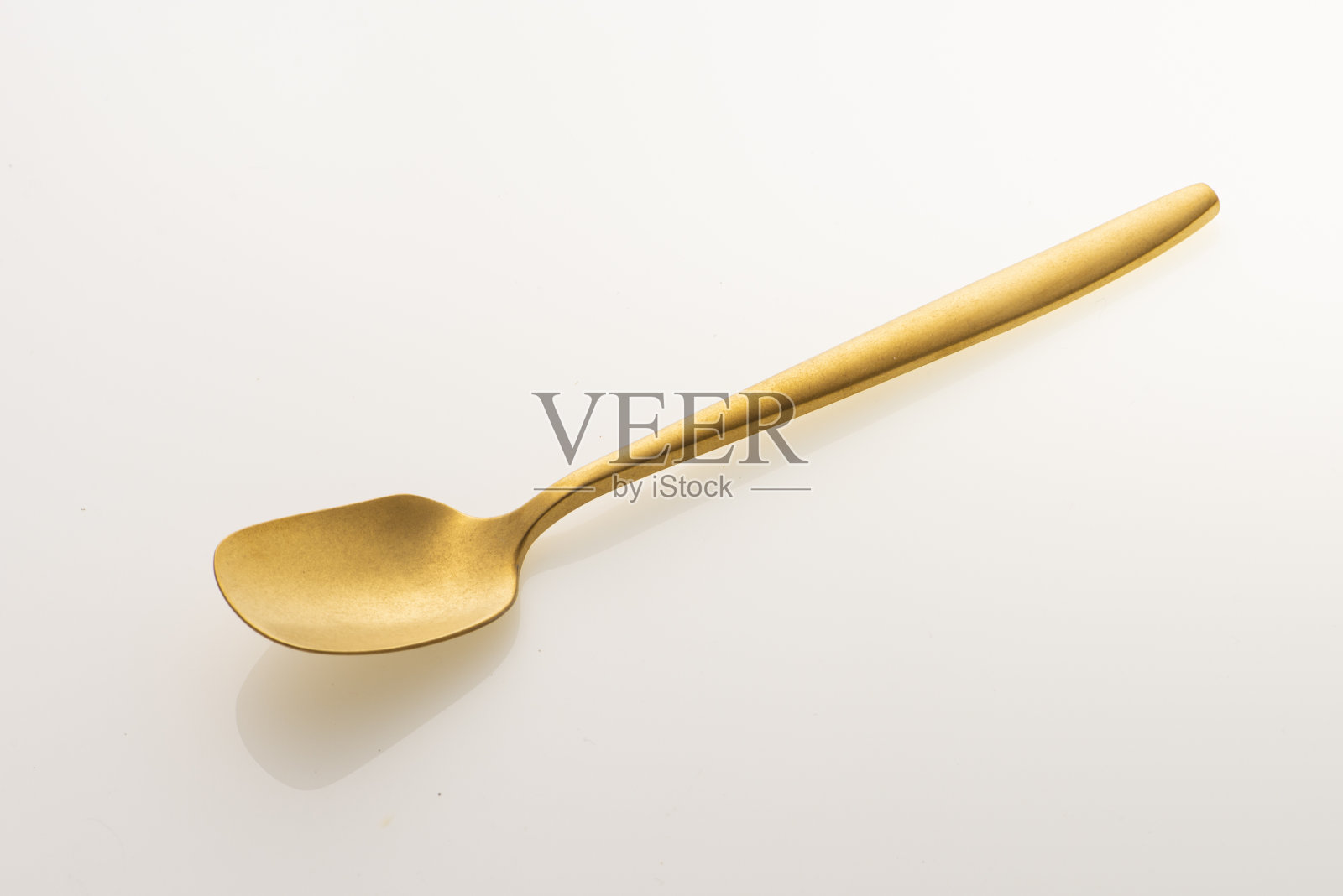 金色勺子孤立在白色背景上。影棚拍摄。照片摄影图片
