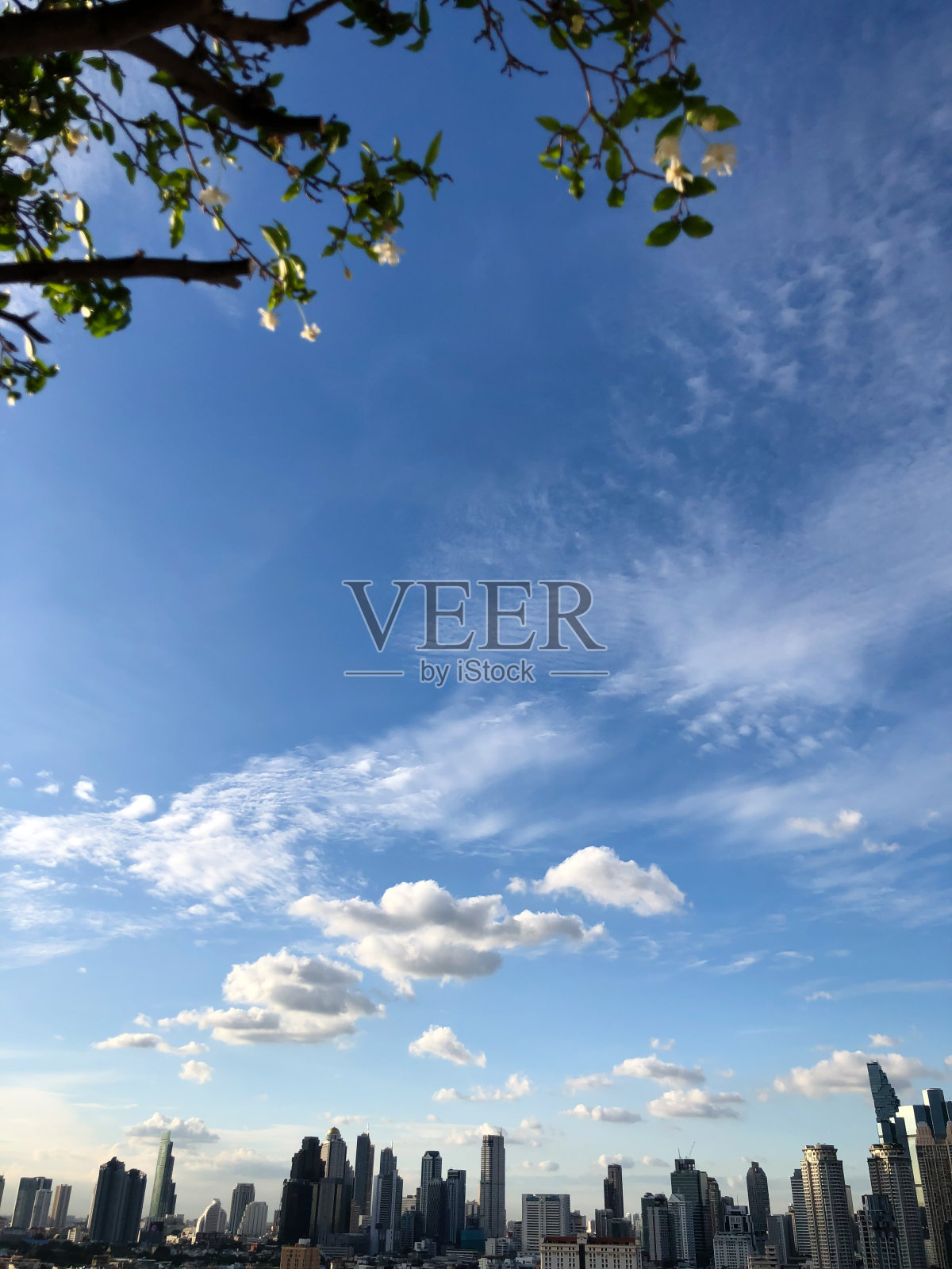 曼谷的城市景观，市中心的摩天大楼，傍晚的阳光照片摄影图片