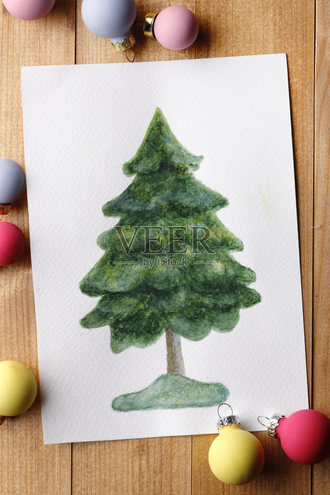 彩绘松树与彩色的小玩意儿插画图片素材