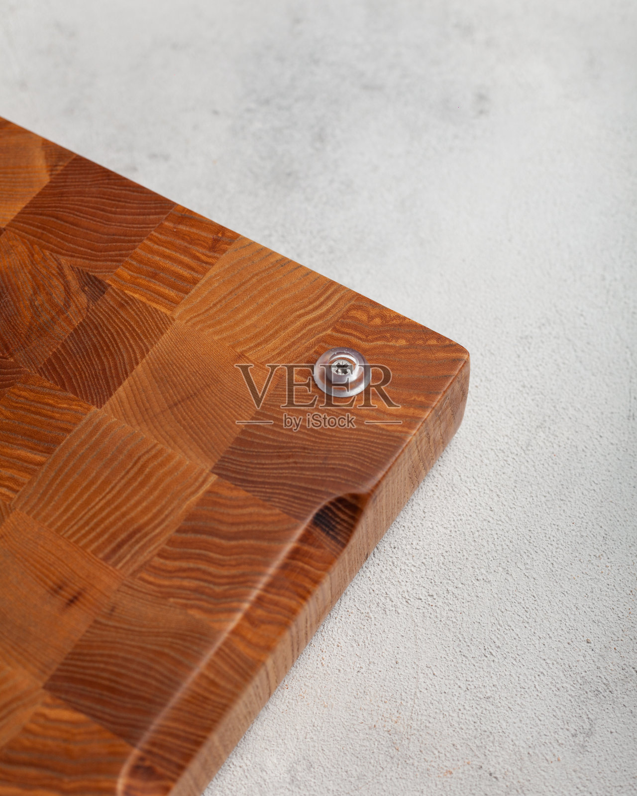 厨房里的木质砧板，背景很亮照片摄影图片