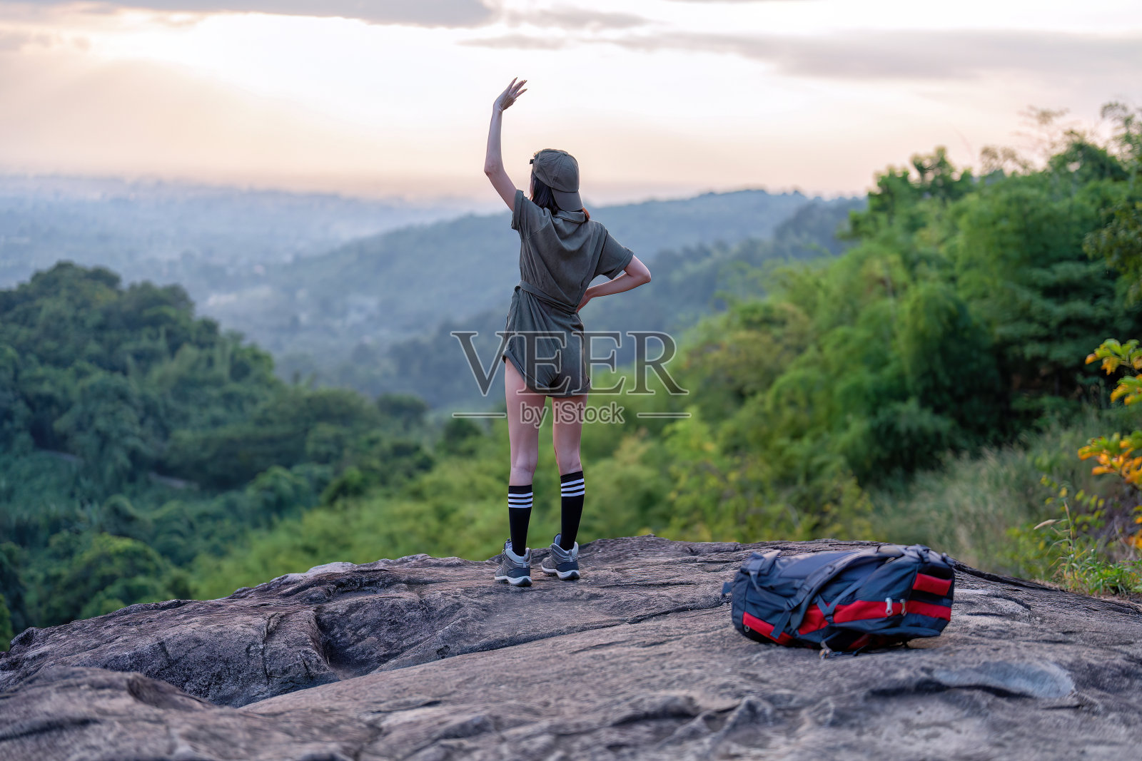 背包冒险徒步旅行者女孩到达山顶与新鲜的空气在日落时间快乐照片摄影图片
