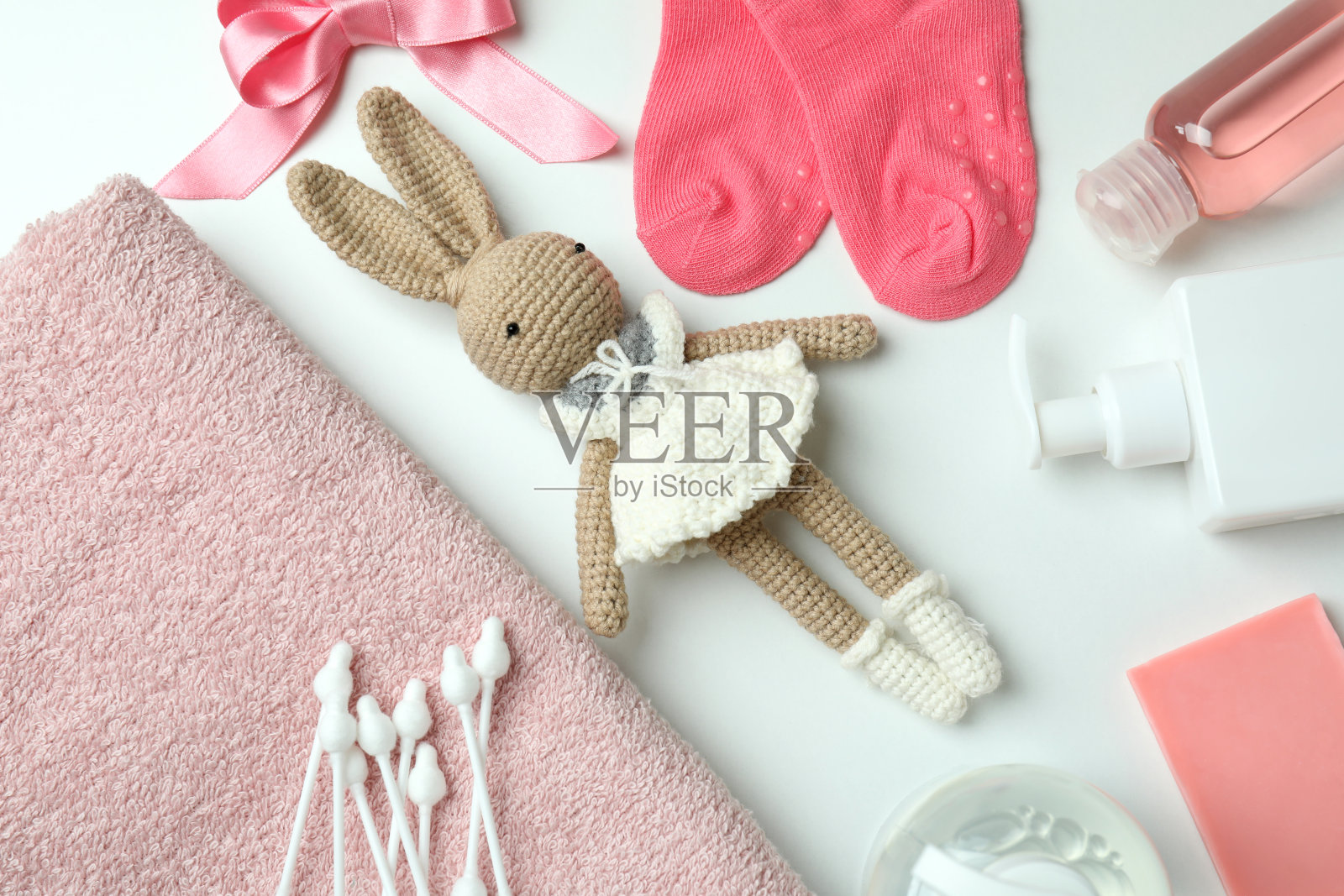 不同的婴儿卫生用品在白色背景照片摄影图片