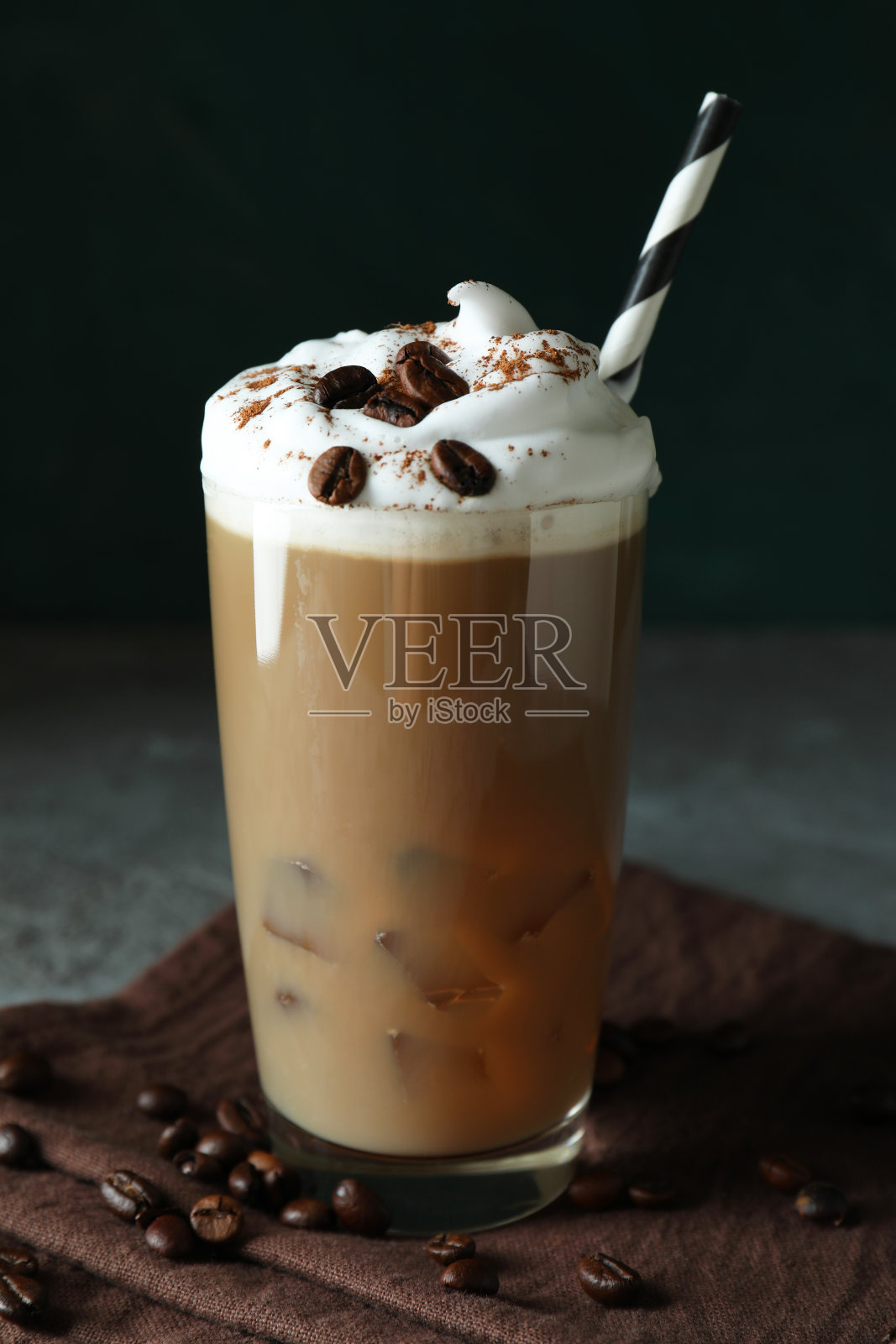 灰色质感的桌子上冰咖啡的美味饮料的概念照片摄影图片