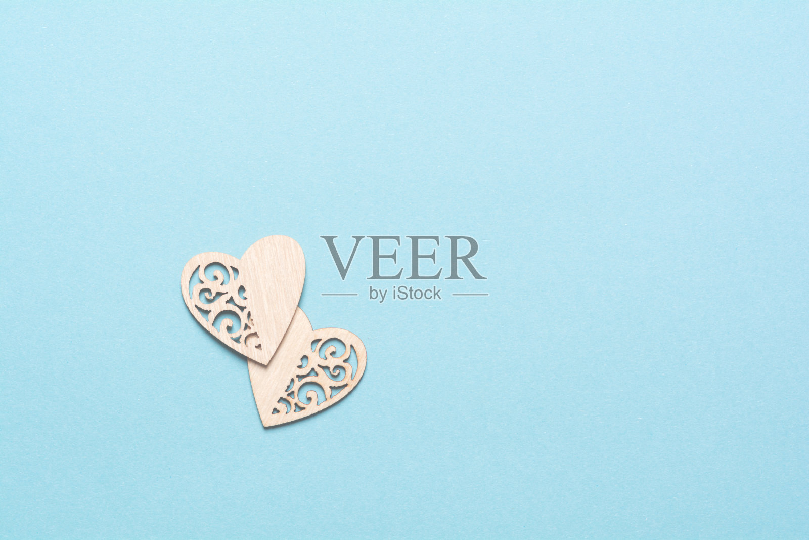 蓝色背景上的两颗木心照片摄影图片