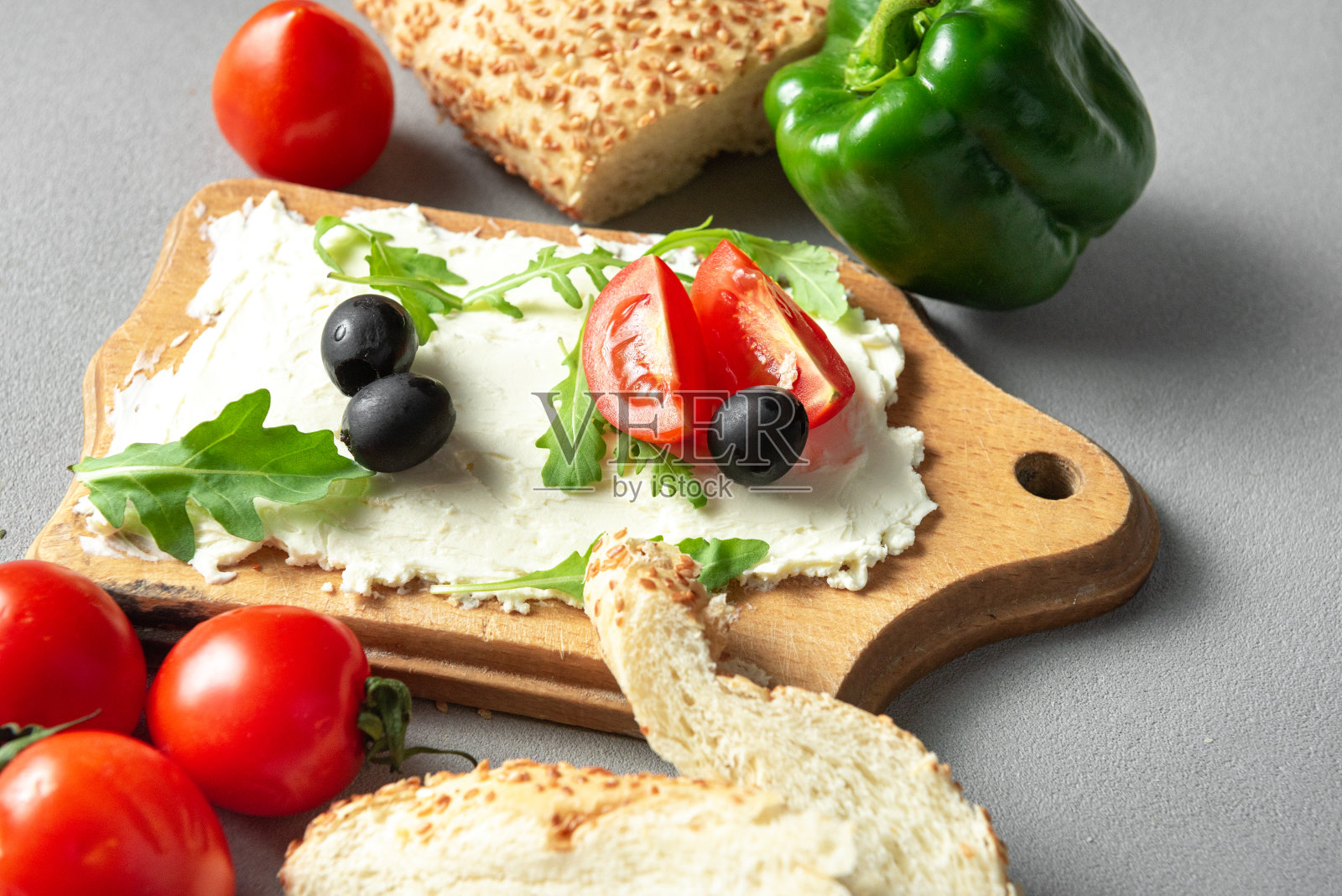 面包加黄油和配料是一种食物潮流。有黄油零食的板子。早餐吃零食。趋势照片摄影图片