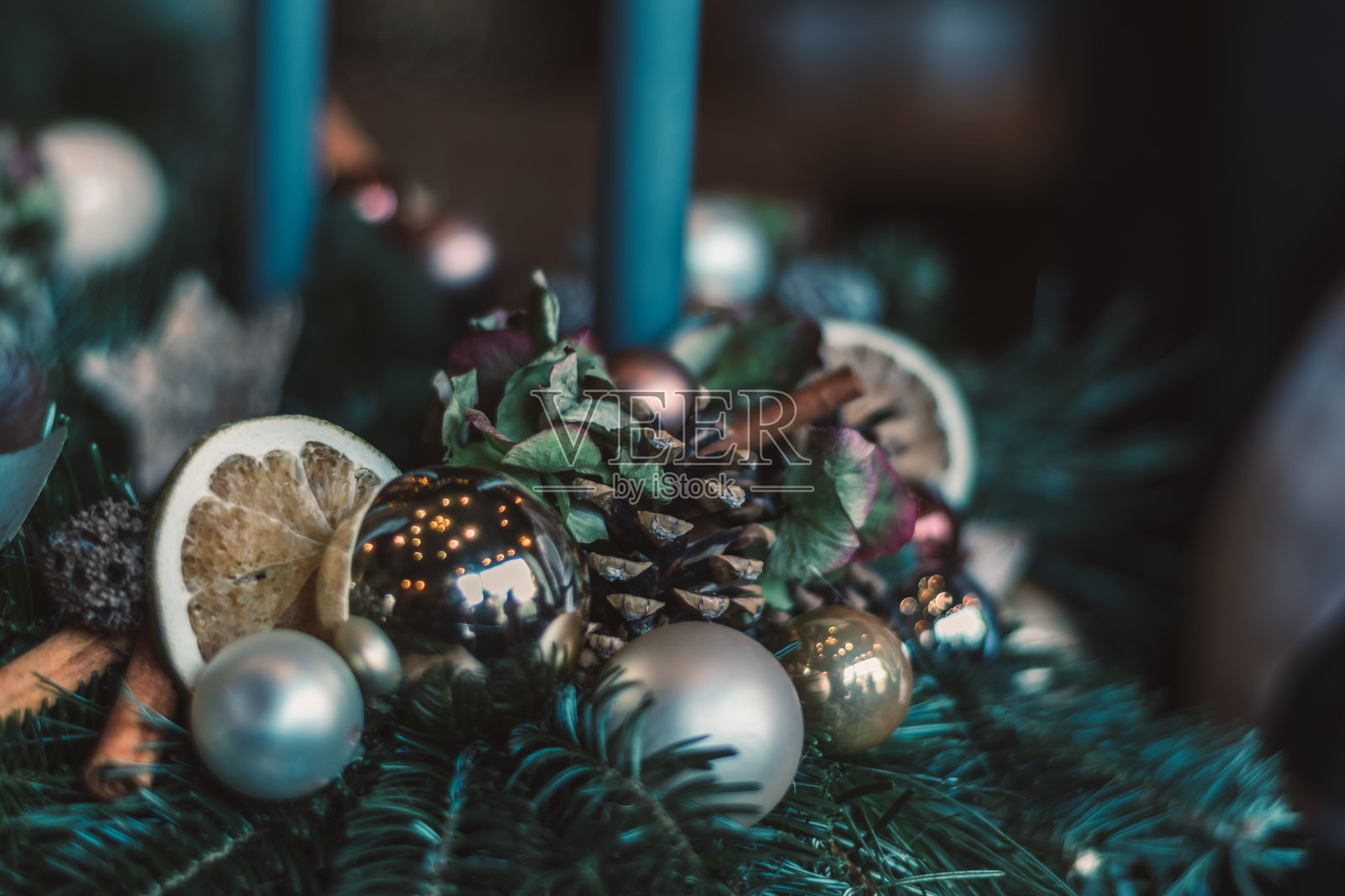 圣诞快乐的概念与自然装饰圣诞花环，细节照片摄影图片