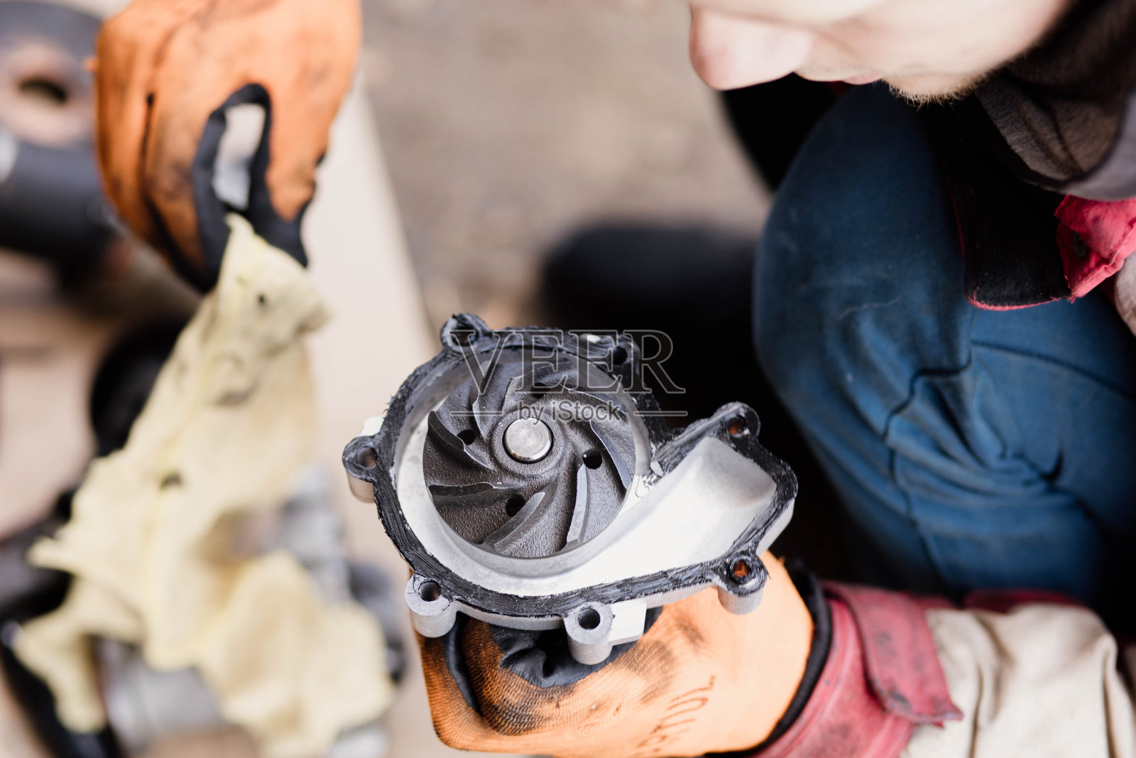 汽车冷却系统维护，汽车发动机水泵更换。照片摄影图片