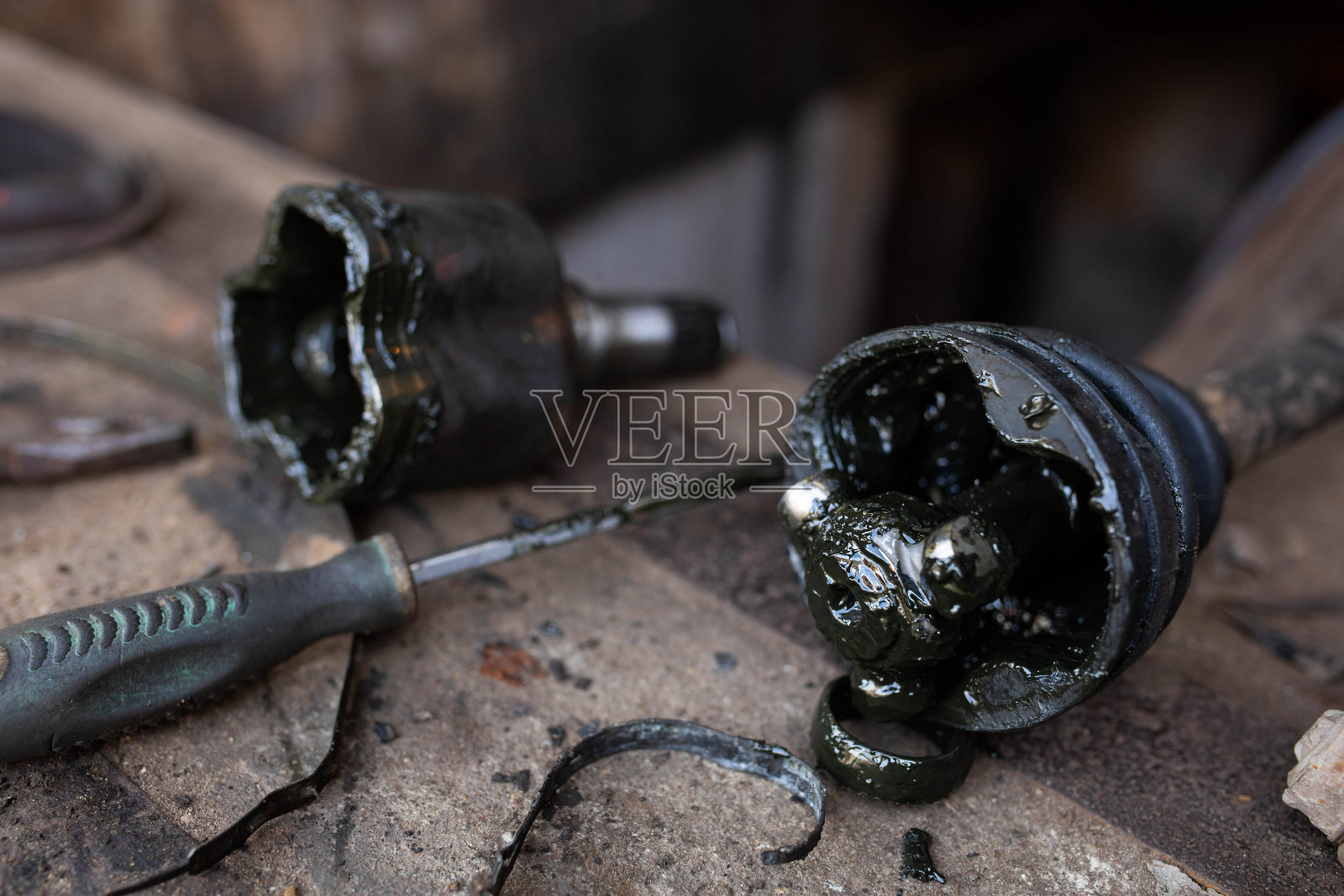 用汽车传动装置的花药修理和更换车轴和CV接头。照片摄影图片