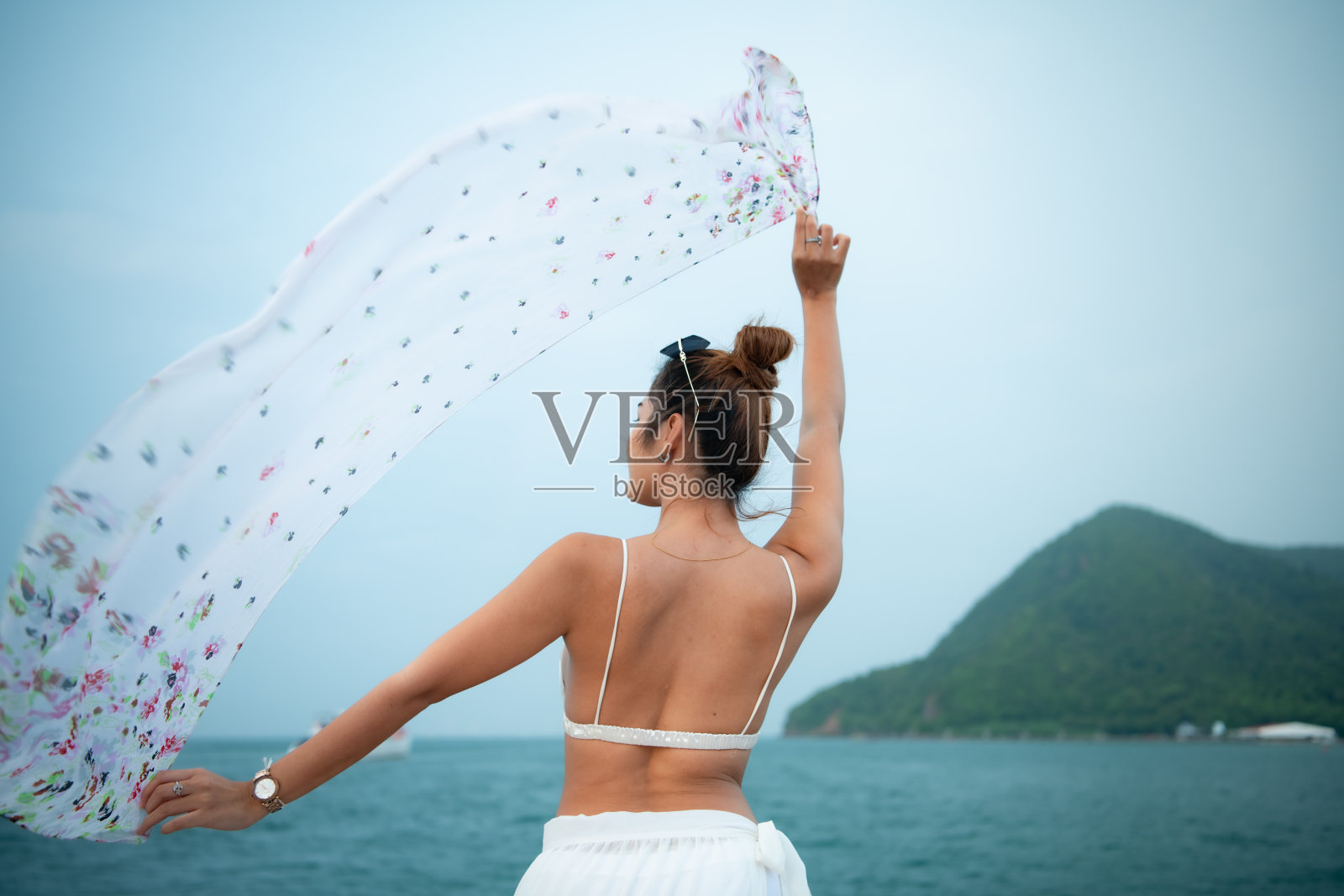 一个亚洲女孩在游艇上照片摄影图片