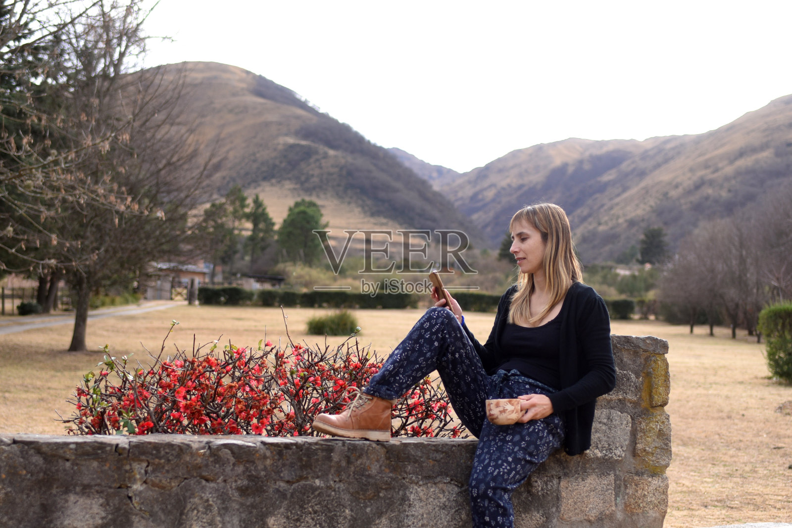 户外妇女带着手机照片摄影图片