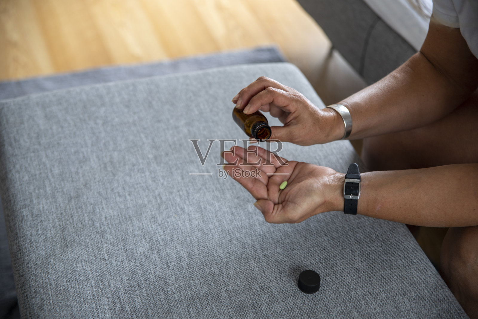 在家用药照片摄影图片