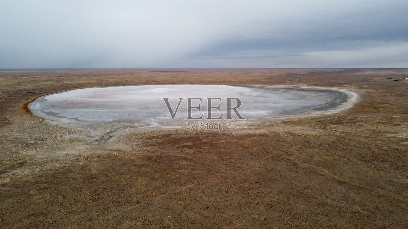 哈萨克斯坦伊尔吉斯地区的无名咸水圆湖照片摄影图片