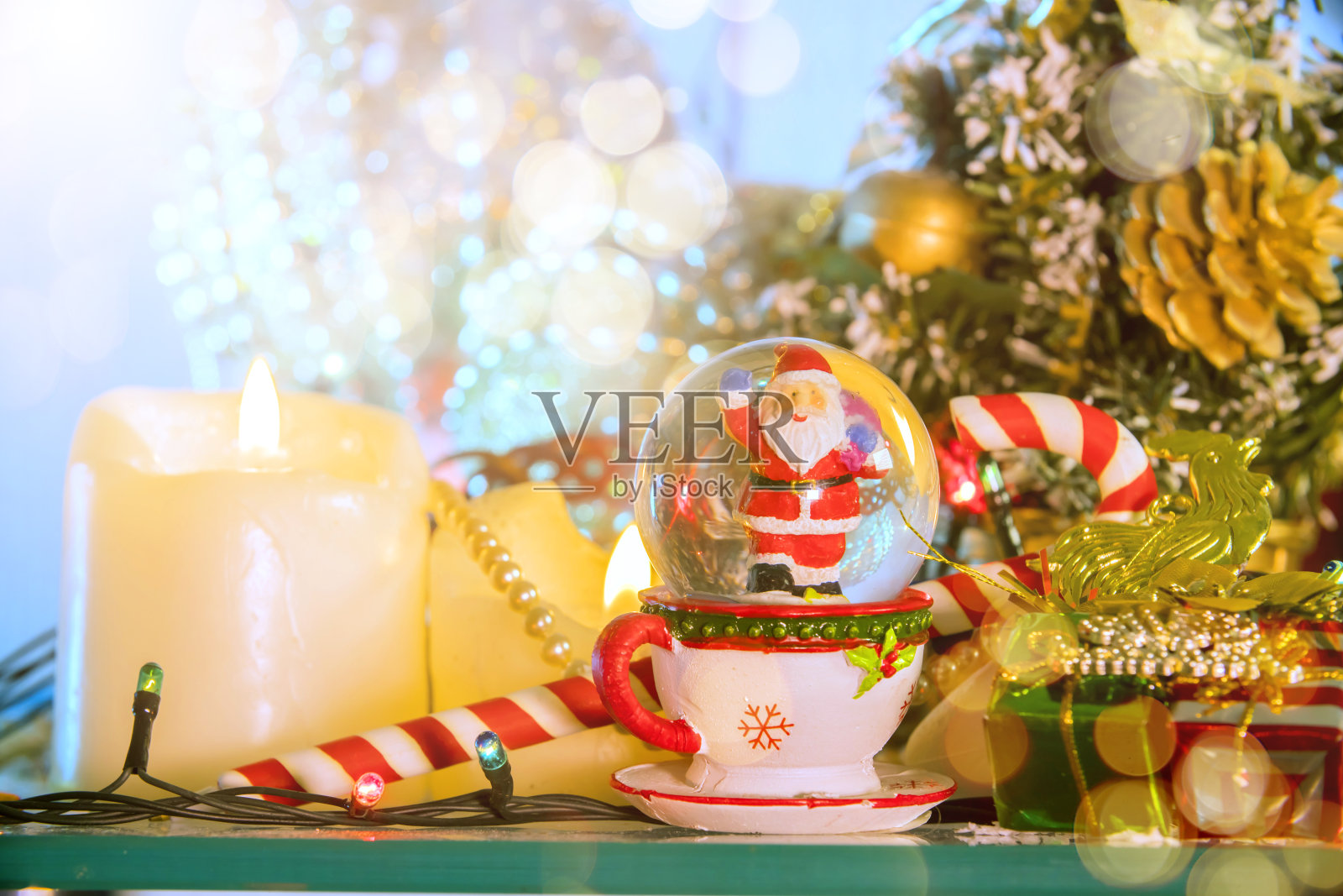 圣诞背景有圣诞蜡烛和圣诞老人的玻璃球照片摄影图片
