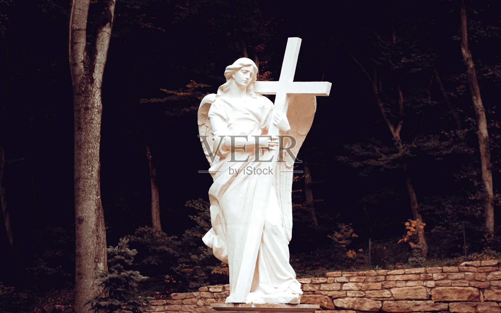 古代白石圣天使，翅膀托着大十字架照片摄影图片