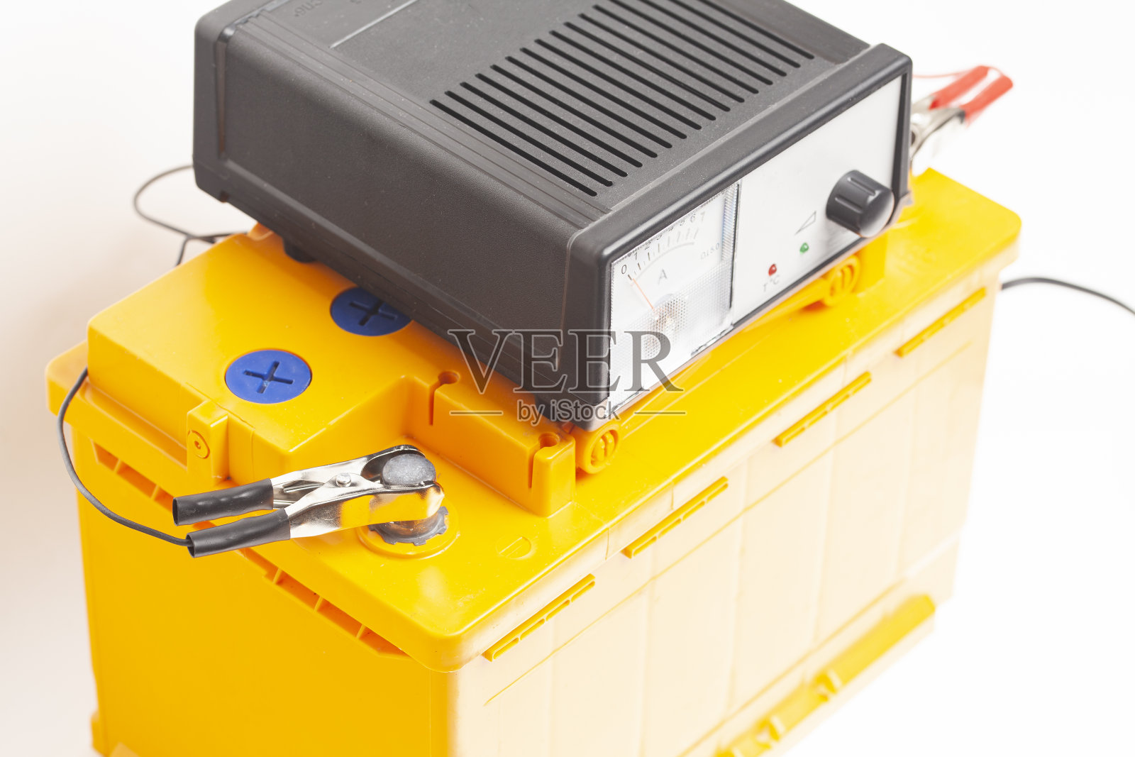 黄色汽车电池与汽车电池充电器隔离在白色背景照片摄影图片