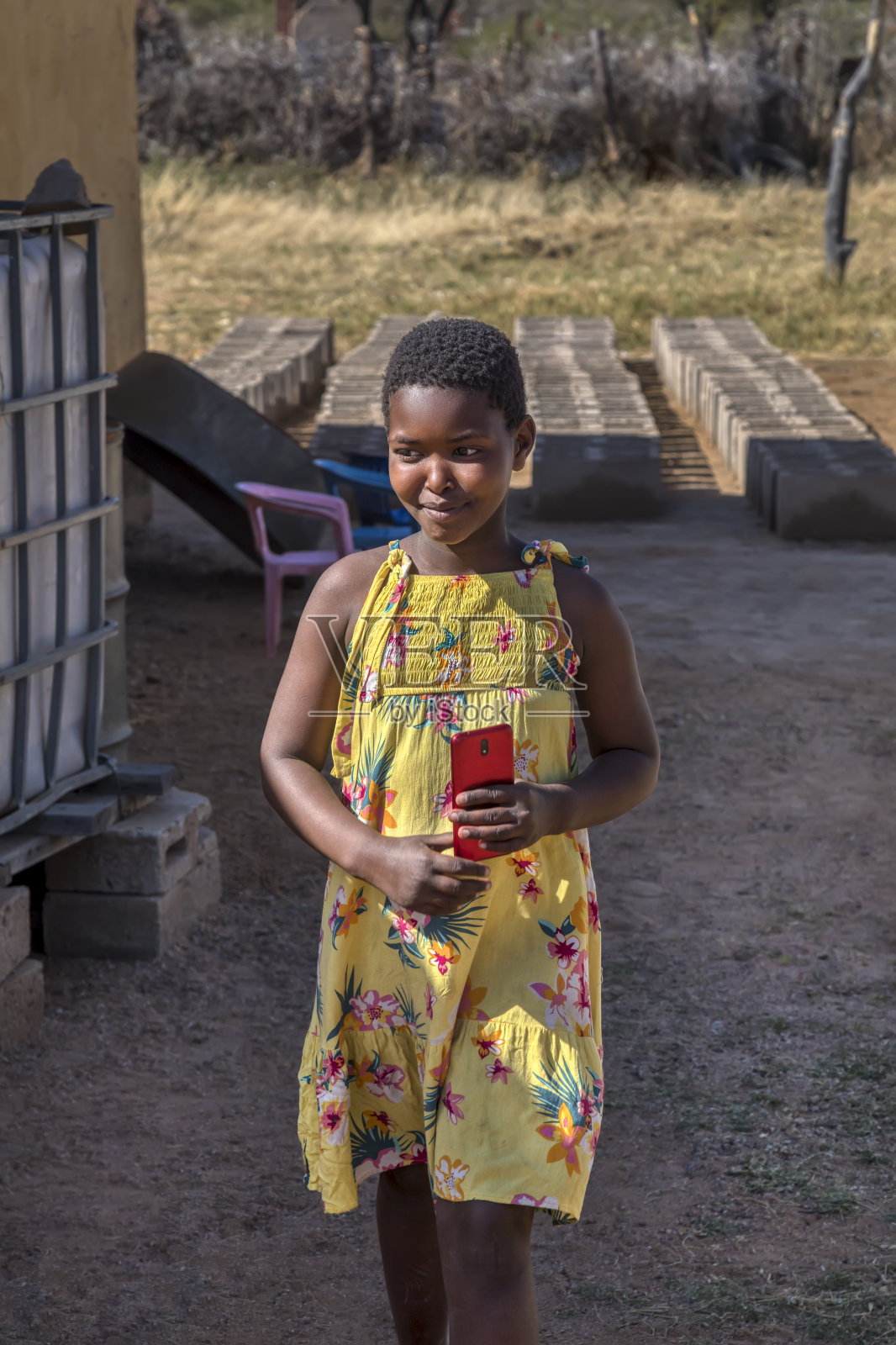 穿黄衣服的非洲女孩照片摄影图片
