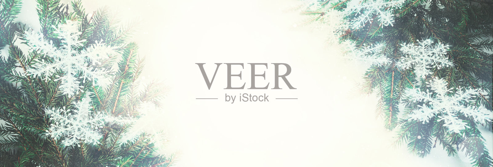 圣诞树的背景是树枝和白色的雪花。白色的木桌。拉雪的作用。从上面看。本空间照片摄影图片