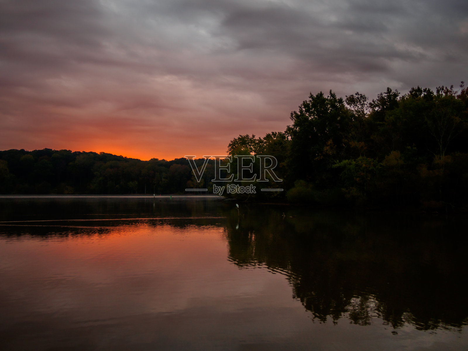 河上令人惊叹的日落。照片摄影图片