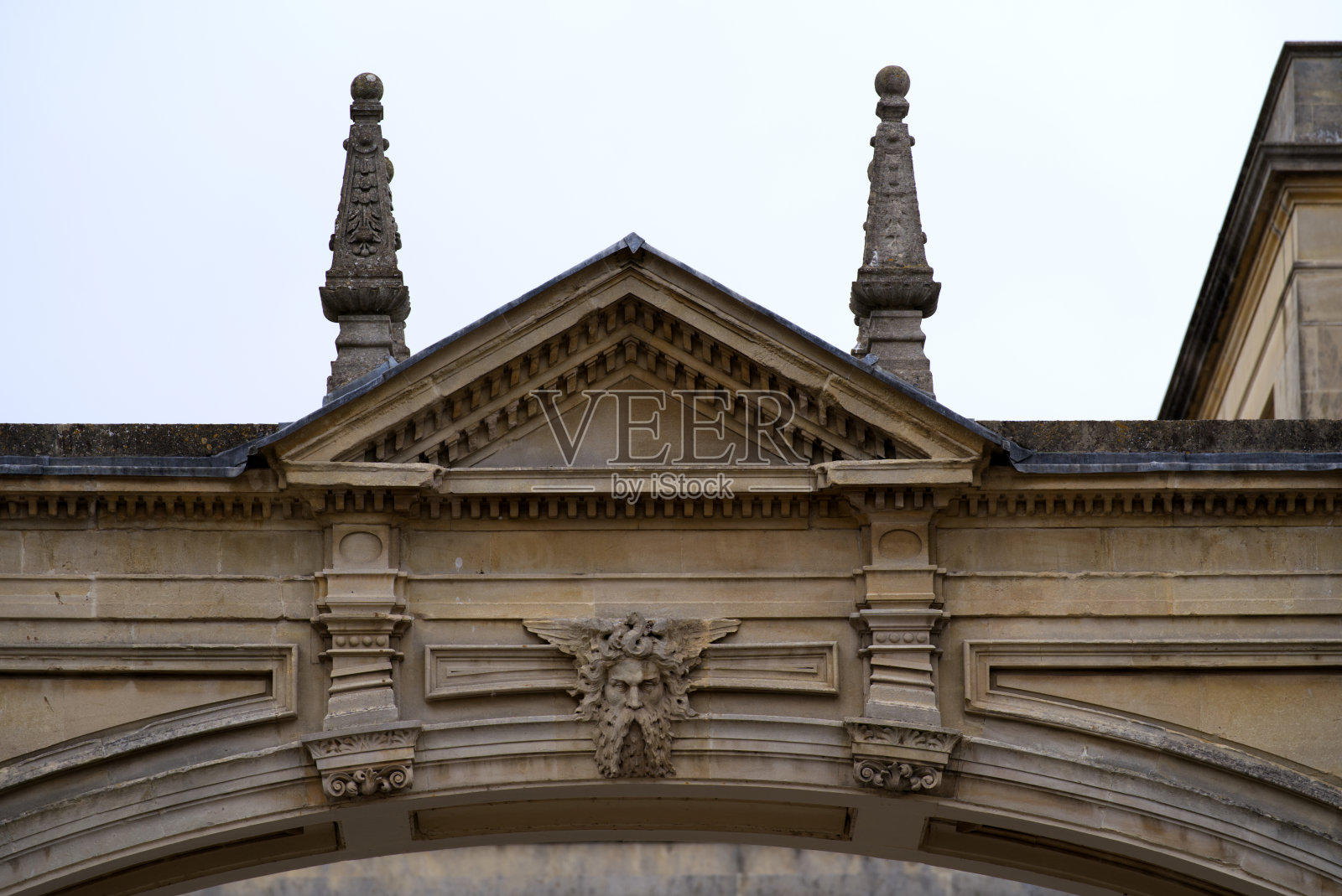 在一个多云的夏天，巴斯城的石头人雕塑非常有名。照片摄影图片