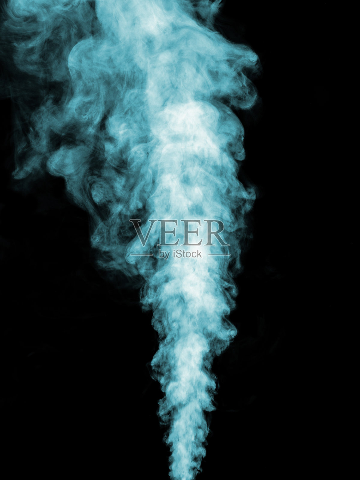 在黑色的背景下，蓝绿色的烟在漩涡中升起照片摄影图片