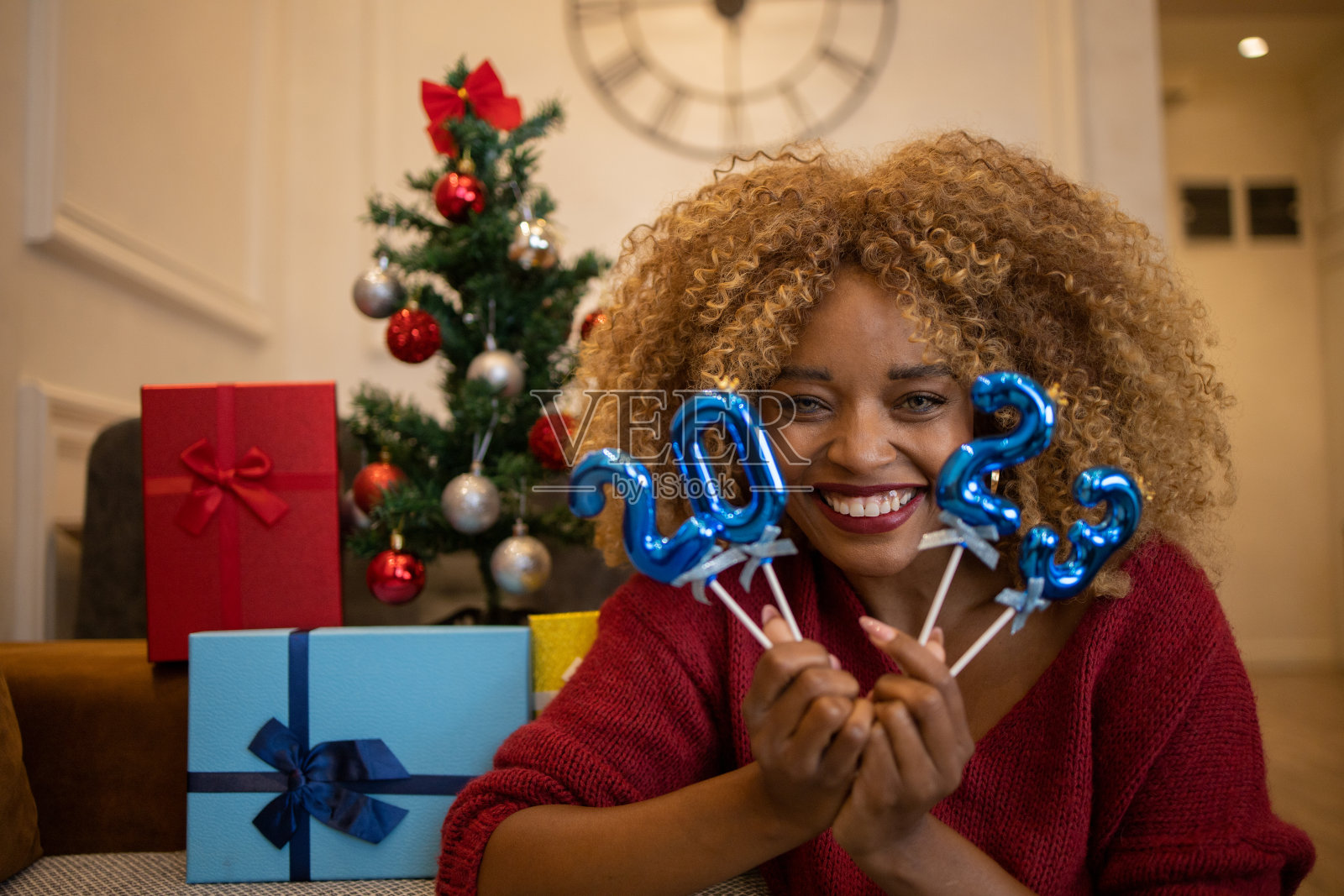 女人在家里庆祝平安夜照片摄影图片