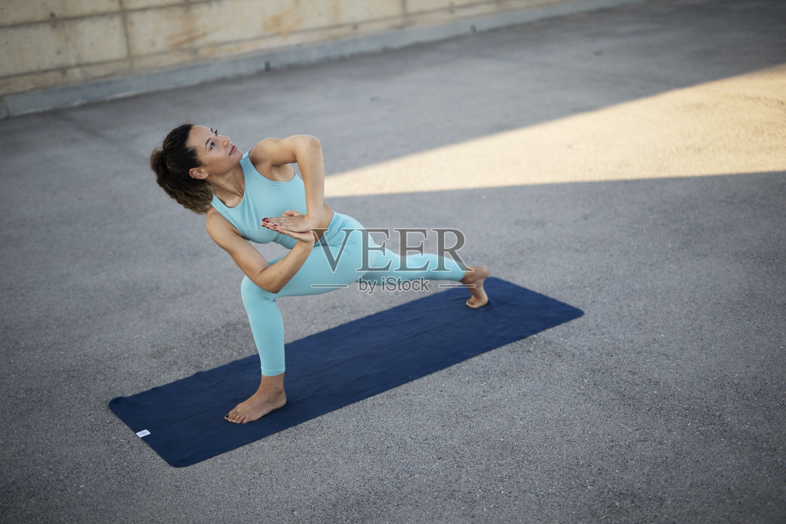 健美女子做瑜伽伸展运动。照片摄影图片