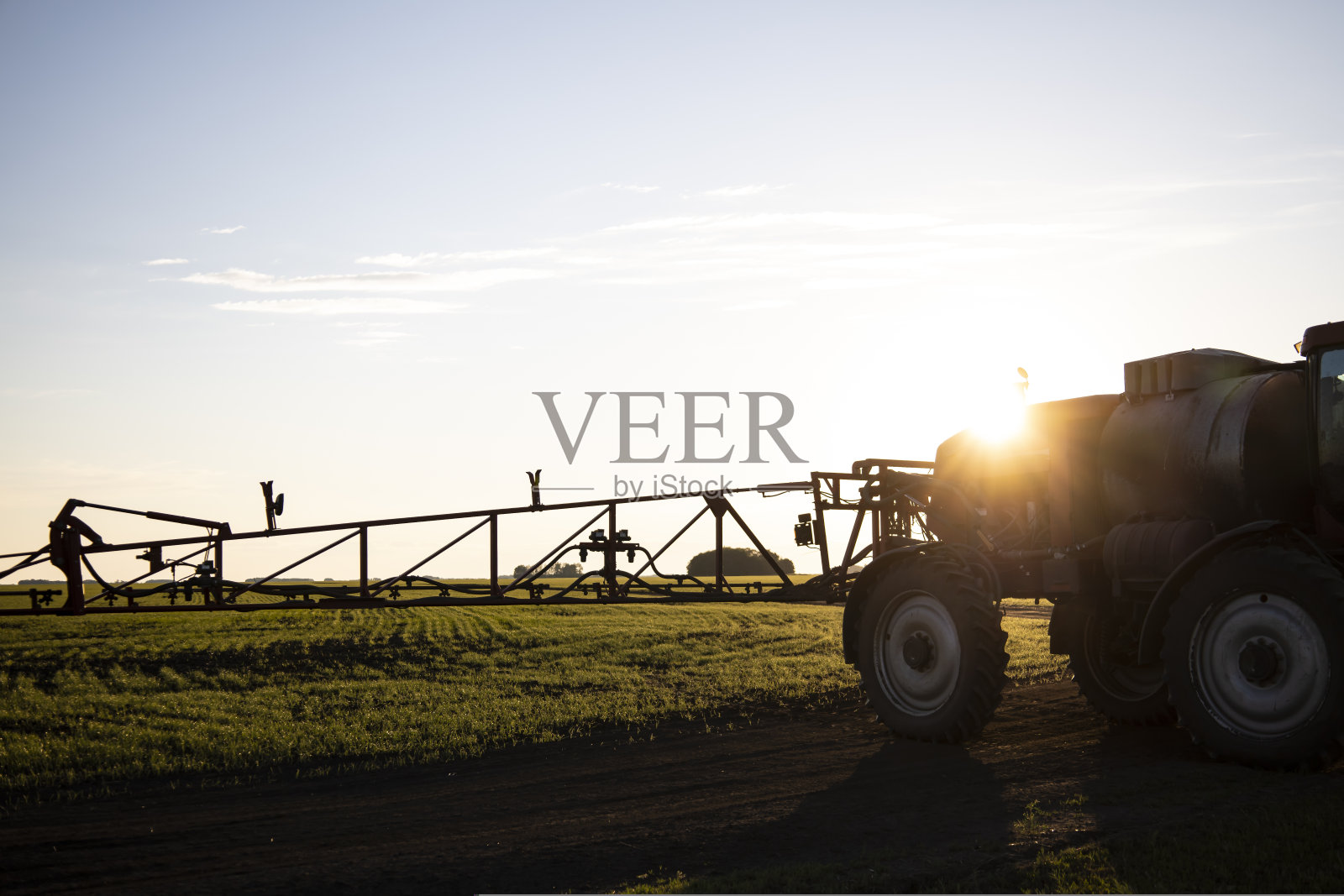 专用拖拉机，用于清除田间杂草和害虫。照片摄影图片