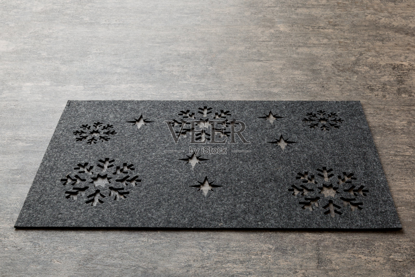 水泥背景上的灰色桌布透视图。为你的设计留出空间照片摄影图片