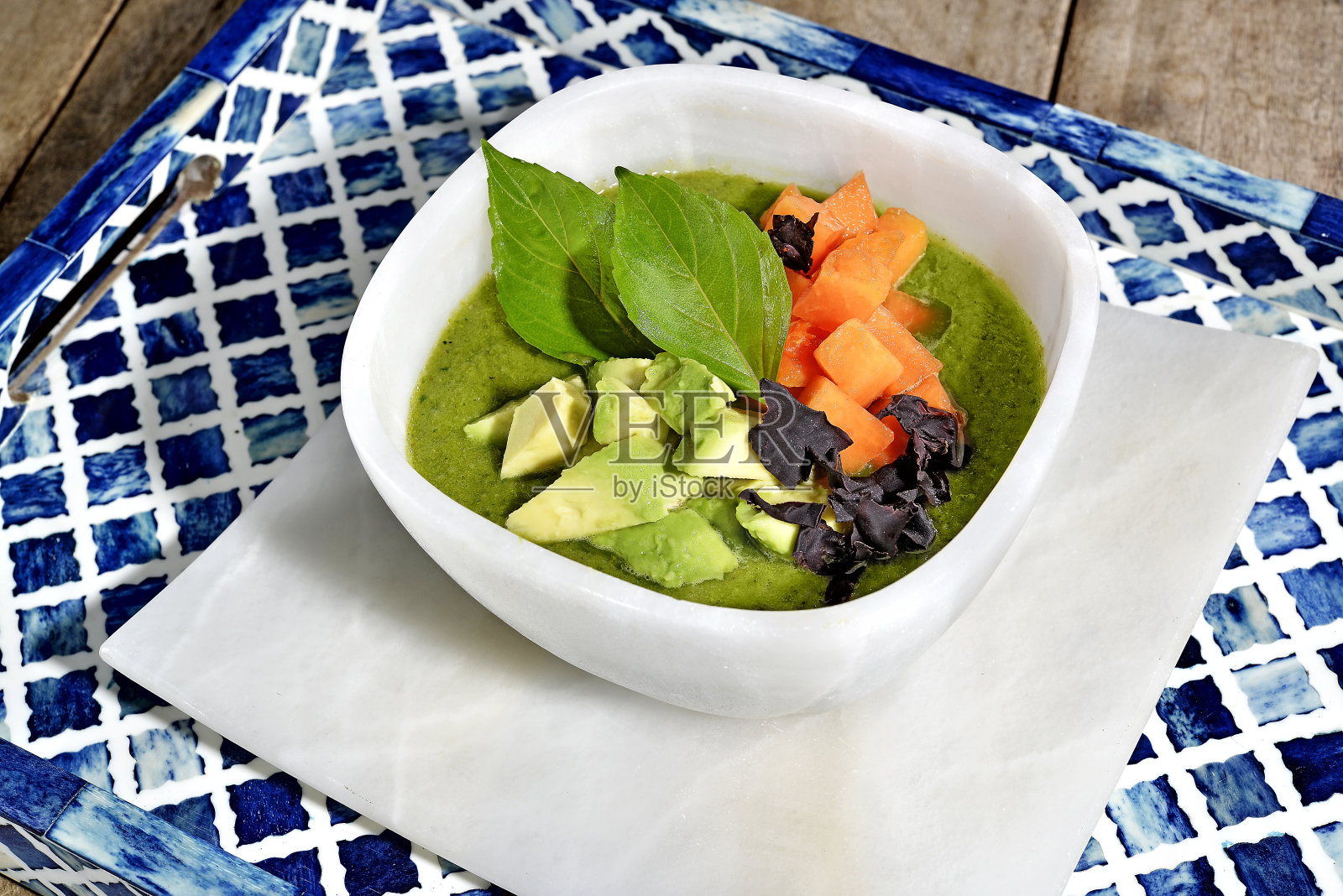 木桌上摆满了奶油蔬菜照片摄影图片