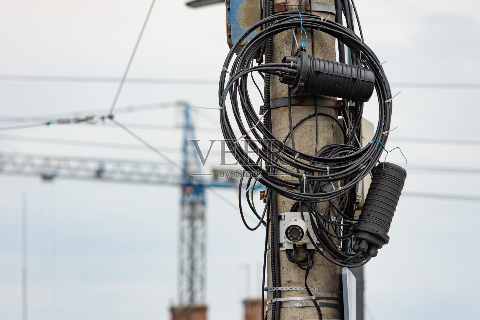 电缆与监控摄像头纠缠照片摄影图片